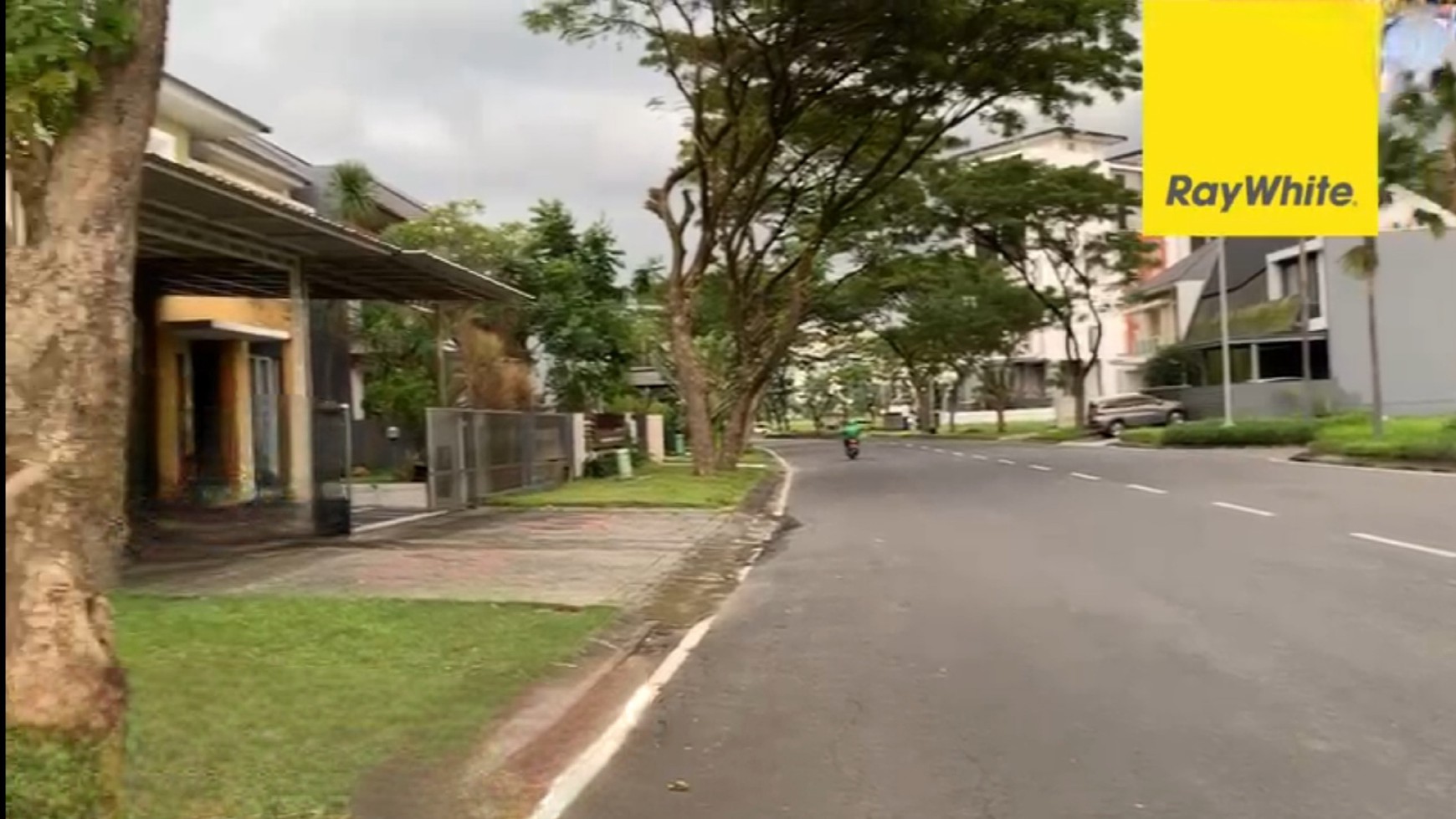Disewakan Rumah Royal Residence - Raya Luar Cluster Dekat Citraland, Pakuwon Indah, Dian Istana