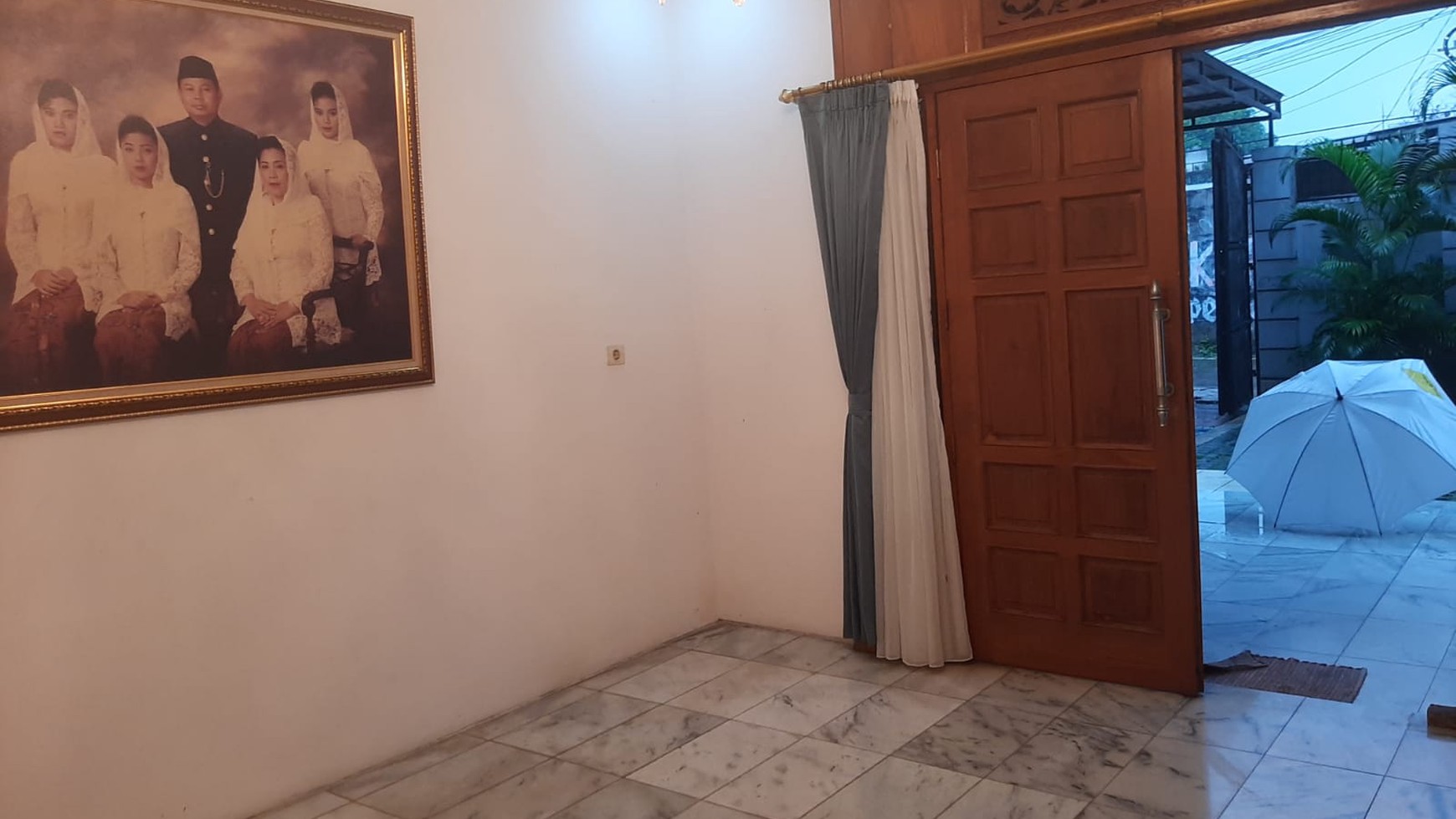Rumah nyaman dgn kolam renang di Cirendeu dekat Lebak Bulus