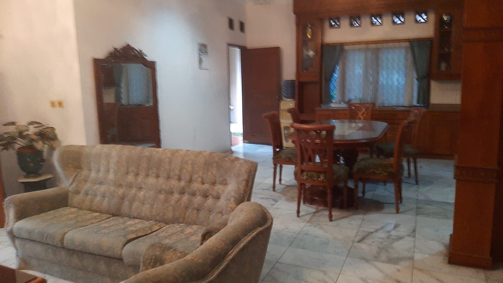 Rumah nyaman dgn kolam renang di Cirendeu dekat Lebak Bulus