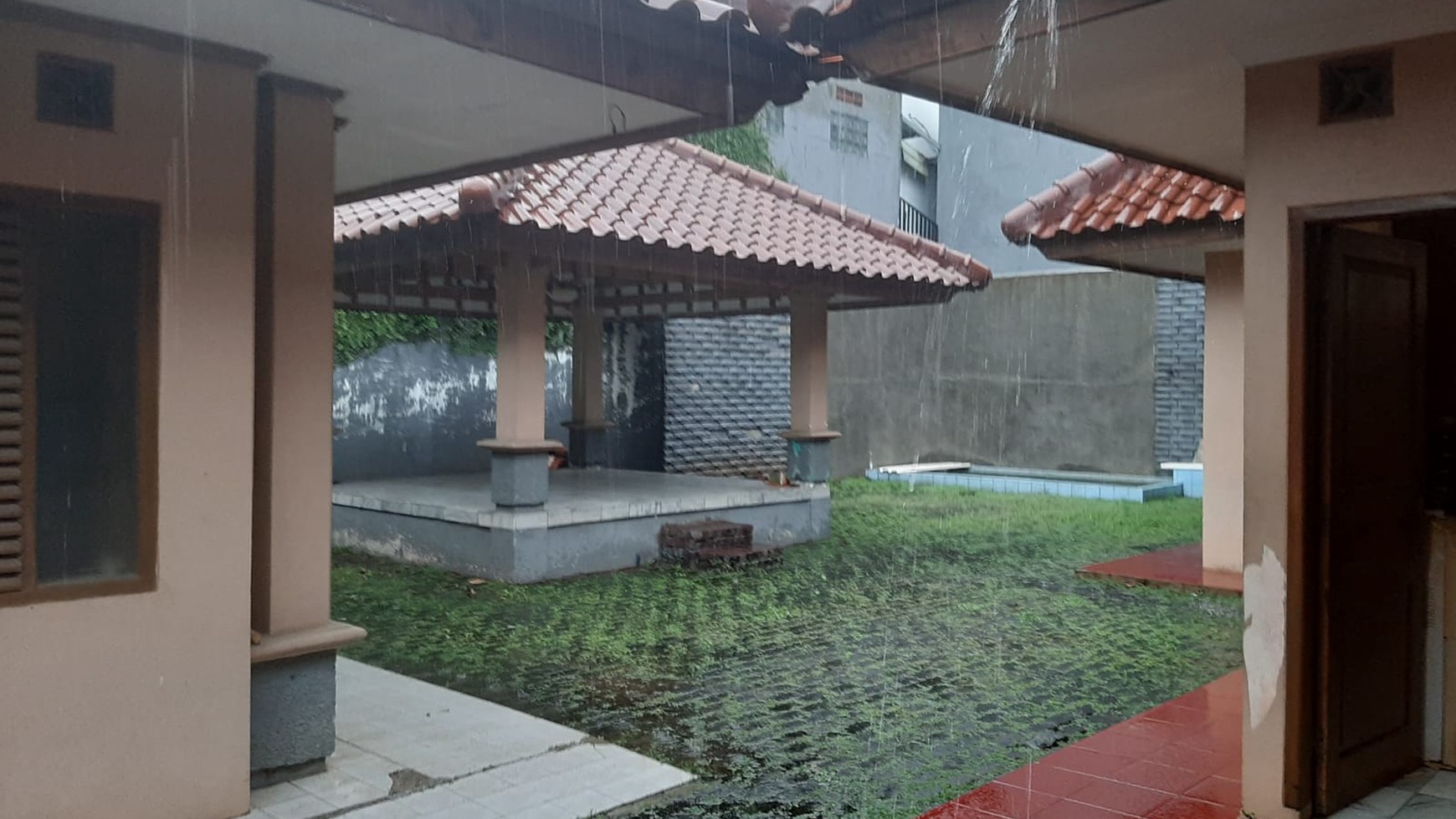 Rumah nyaman dgn kolam renang di Cirendeu dekat Lebak Bulus