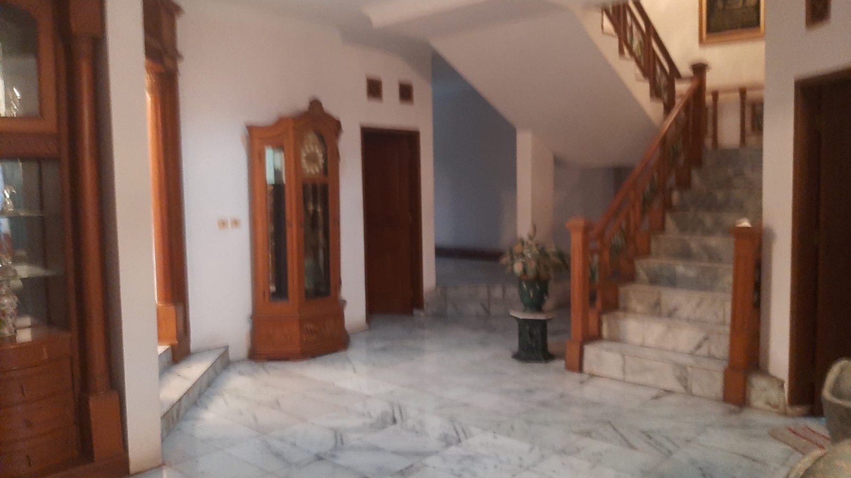Rumah nyaman dgn kolam renang di Cirendeu dekat Lebak Bulus