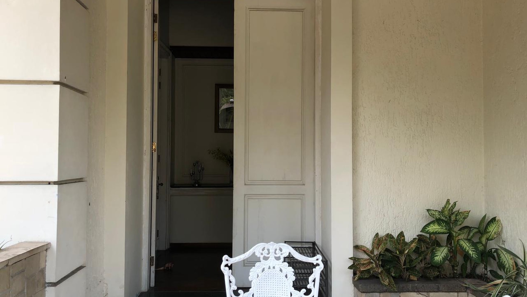 DIJUAL RUMAH CANTIK MODEL MEDITERANIAN HARGA KOMPETITIF, DI AREA EXCLUSIVE SELATAN JAKARTA.