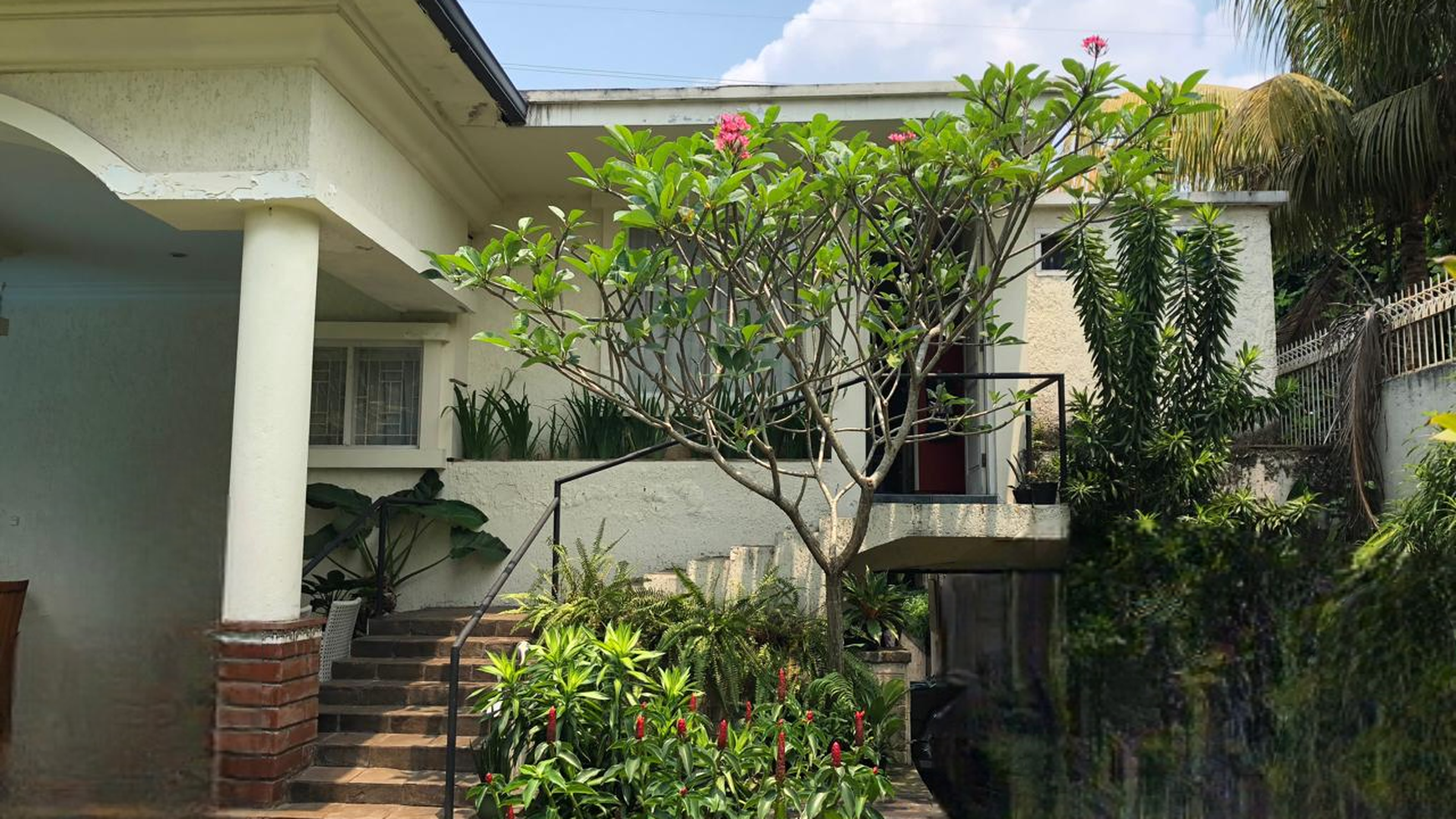 DIJUAL RUMAH CANTIK MODEL MEDITERANIAN HARGA KOMPETITIF, DI AREA EXCLUSIVE SELATAN JAKARTA.