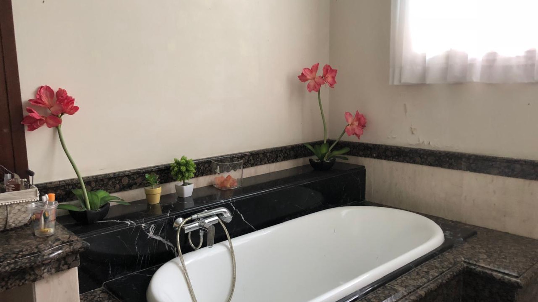 DIJUAL RUMAH CANTIK MODEL MEDITERANIAN HARGA KOMPETITIF, DI AREA EXCLUSIVE SELATAN JAKARTA.