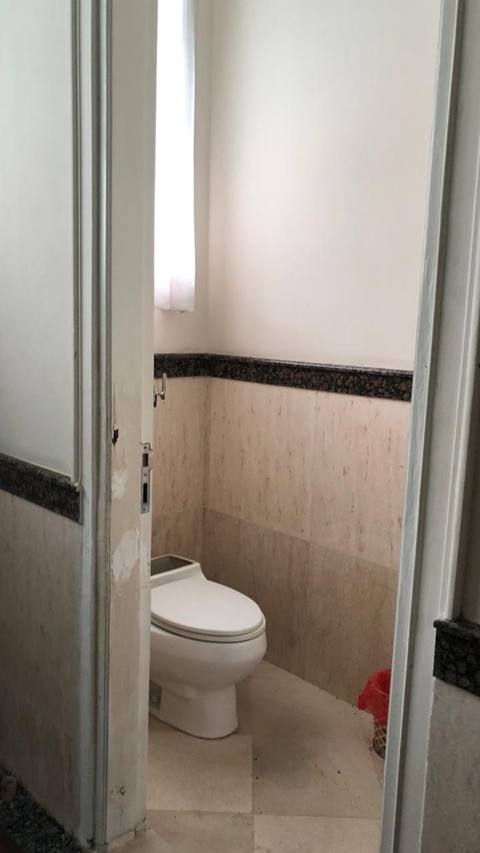 DIJUAL RUMAH CANTIK MODEL MEDITERANIAN HARGA KOMPETITIF, DI AREA EXCLUSIVE SELATAN JAKARTA.