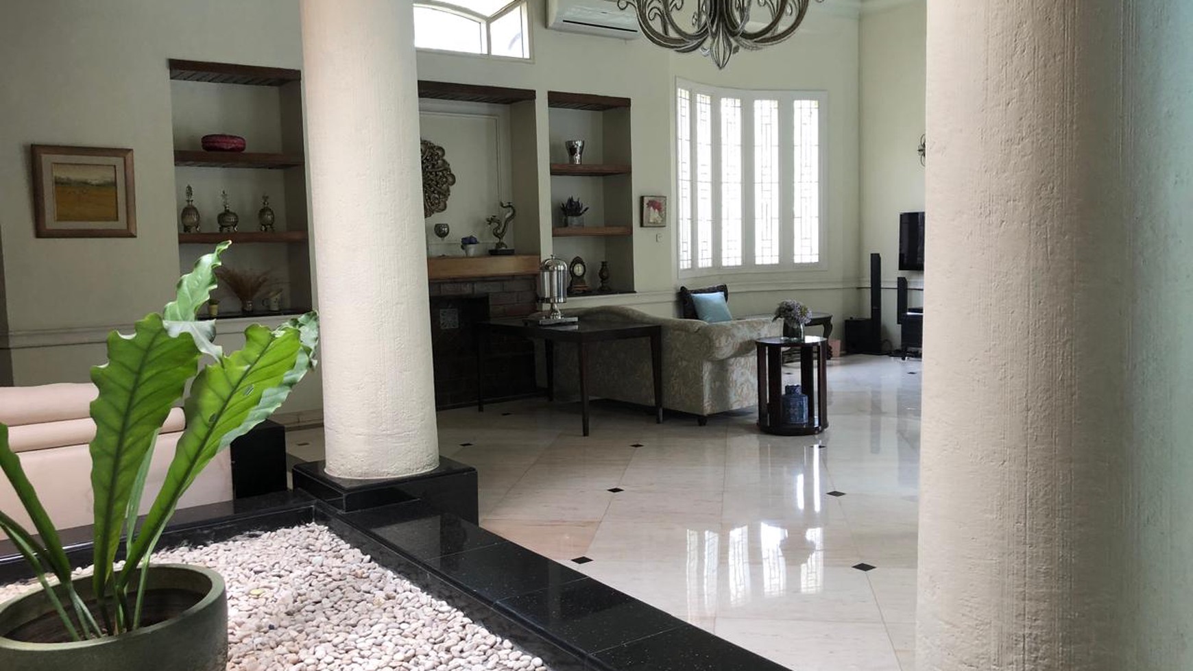 DIJUAL RUMAH CANTIK MODEL MEDITERANIAN HARGA KOMPETITIF, DI AREA EXCLUSIVE SELATAN JAKARTA.