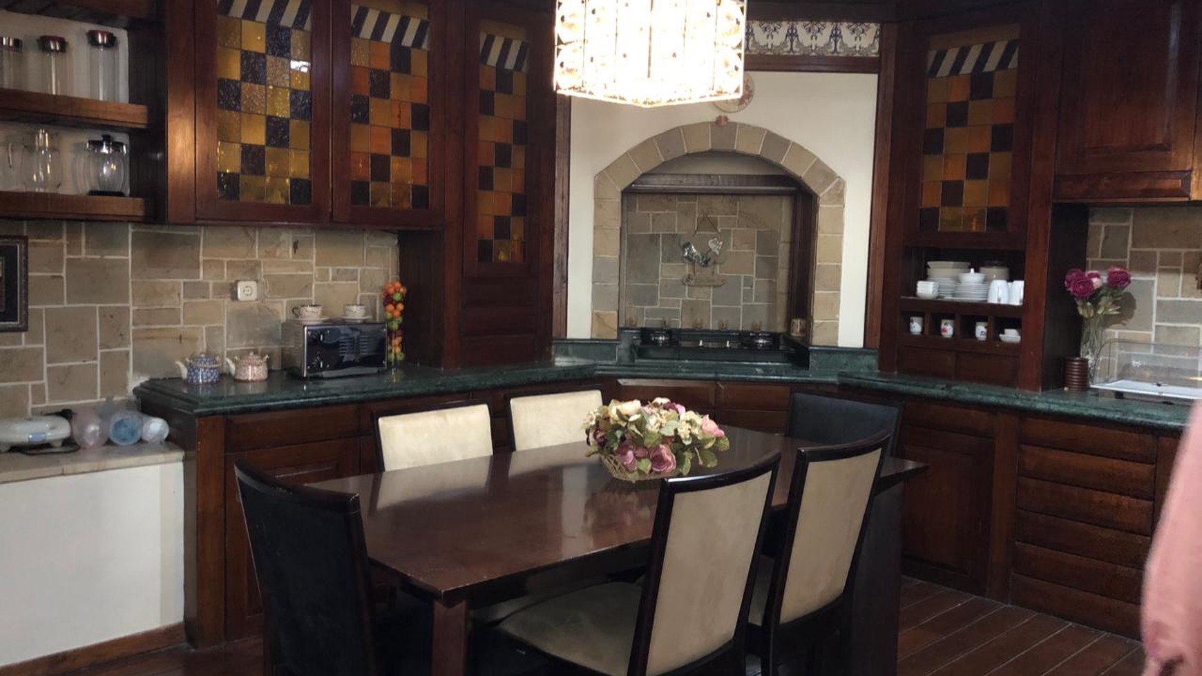 DIJUAL RUMAH CANTIK MODEL MEDITERANIAN HARGA KOMPETITIF, DI AREA EXCLUSIVE SELATAN JAKARTA.