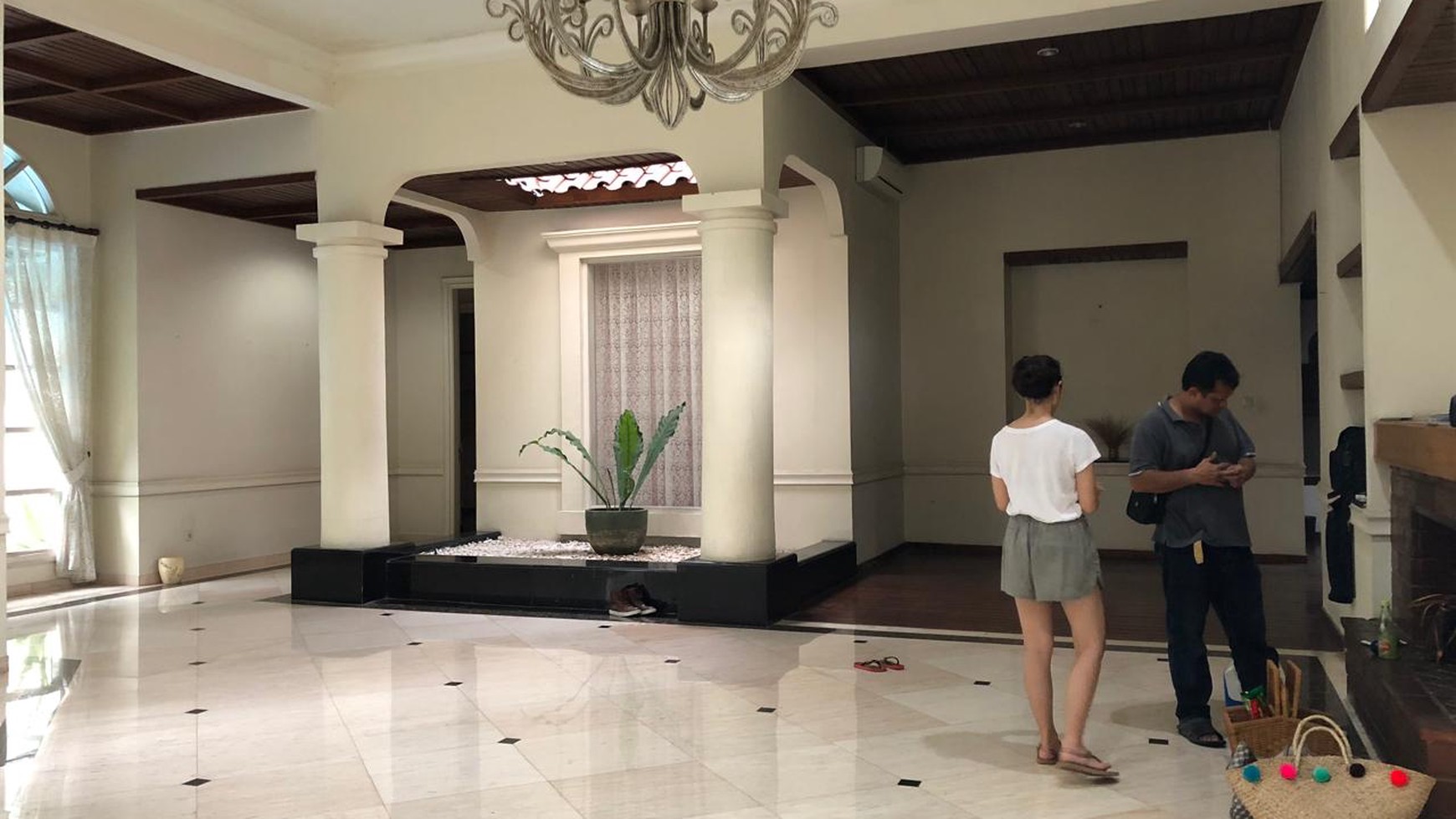 DIJUAL RUMAH CANTIK MODEL MEDITERANIAN HARGA KOMPETITIF, DI AREA EXCLUSIVE SELATAN JAKARTA.
