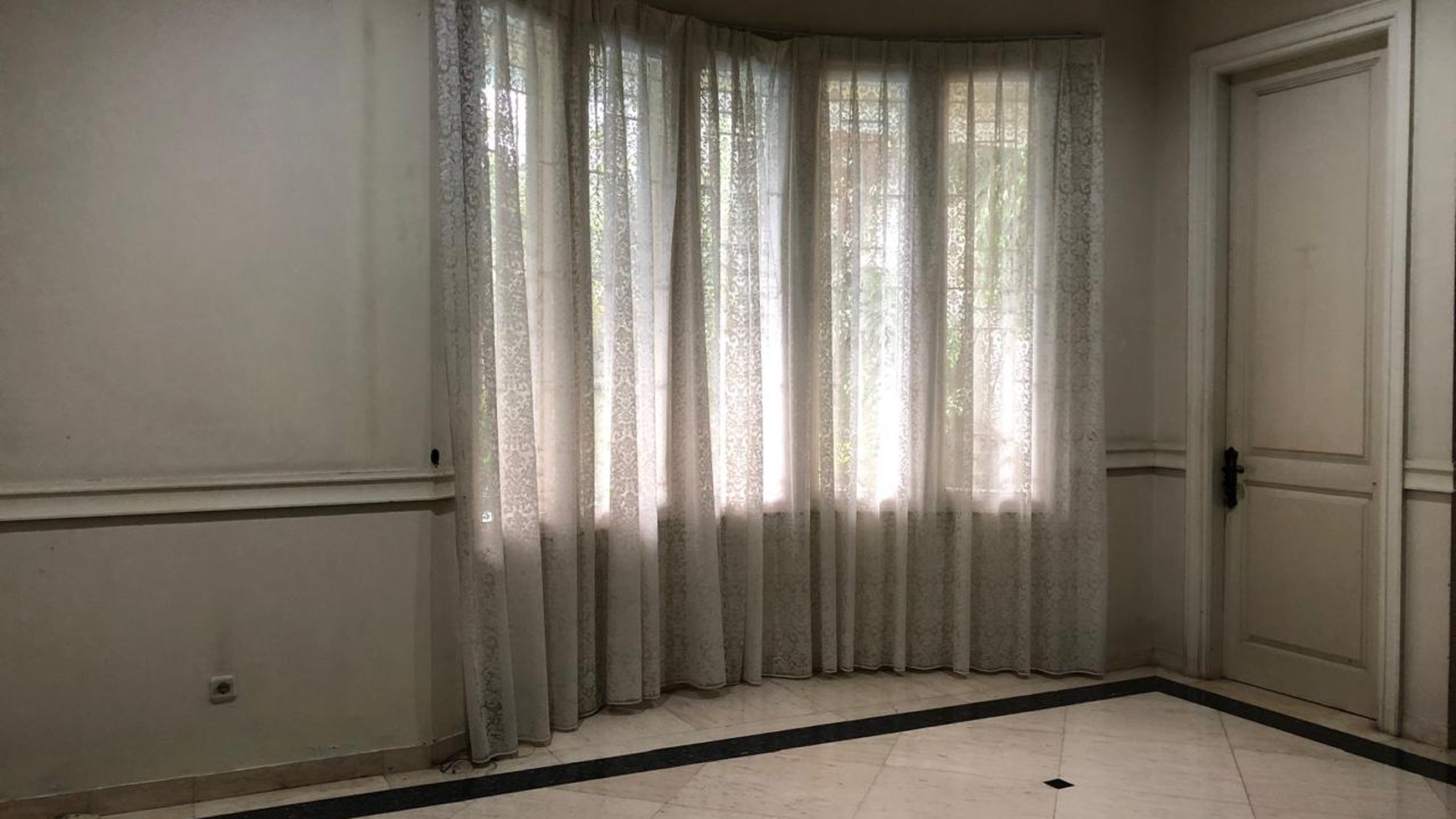 DIJUAL RUMAH CANTIK MODEL MEDITERANIAN HARGA KOMPETITIF, DI AREA EXCLUSIVE SELATAN JAKARTA.