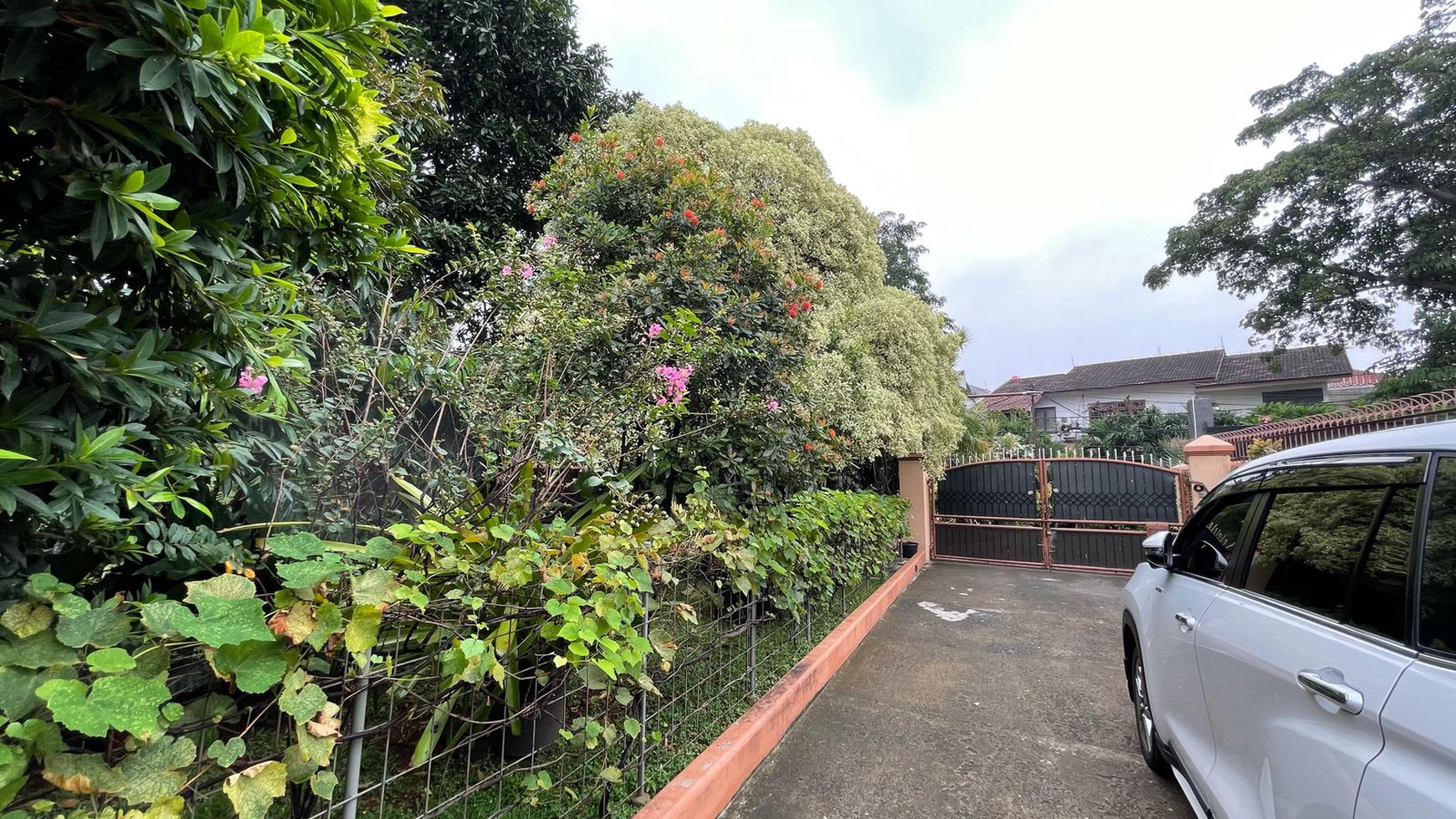 Rumah Asri di Kemanggisan dekat Binus