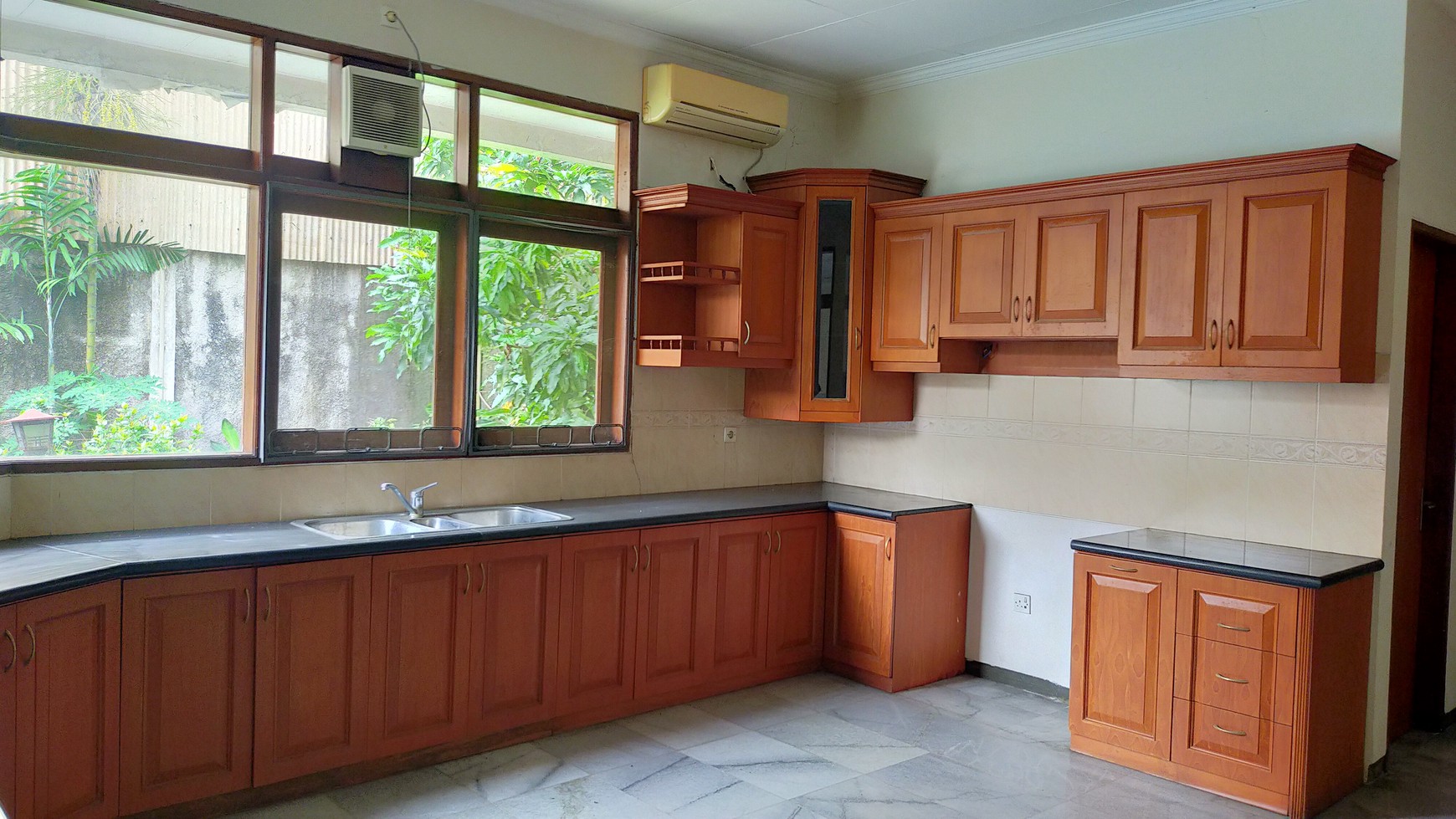 Dua Unit Rumah Klasik di Zonasi Komersial K2 Area Cipete