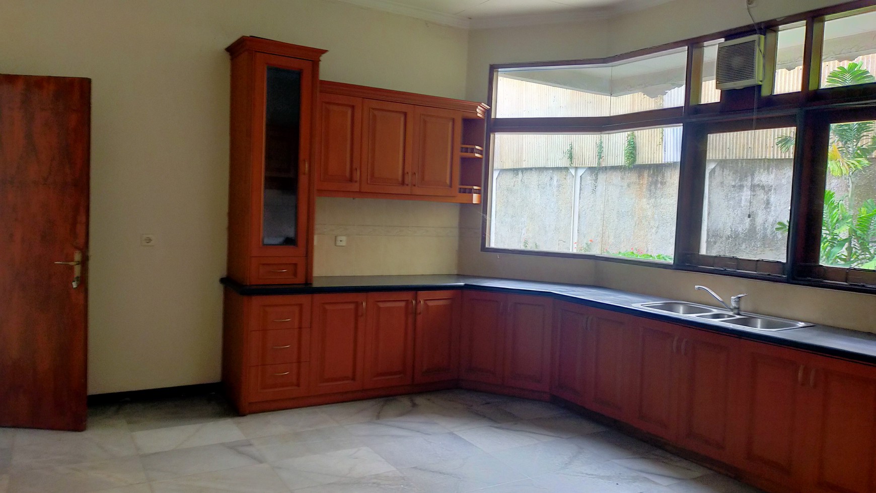 Dua Unit Rumah Klasik di Zonasi Komersial K2 Area Cipete