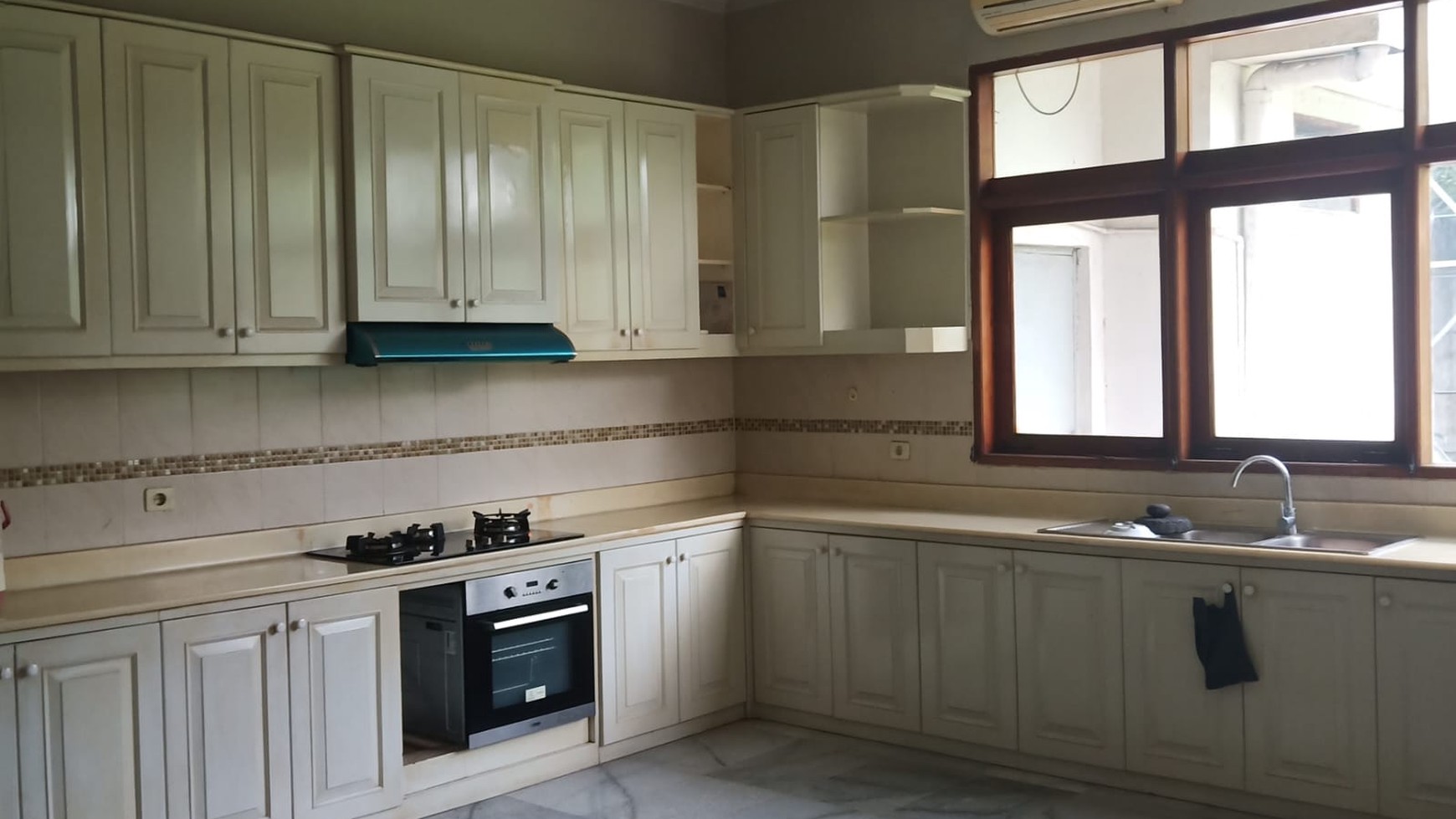 Dua Unit Rumah Klasik di Zonasi Komersial K2 Area Cipete