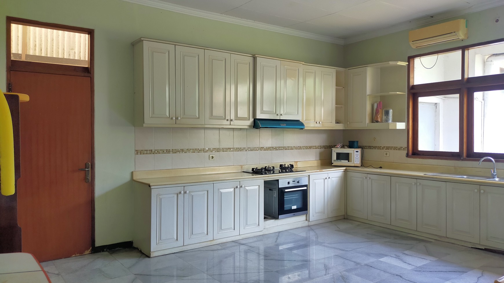 Dua Unit Rumah Klasik di Zonasi Komersial K2 Area Cipete