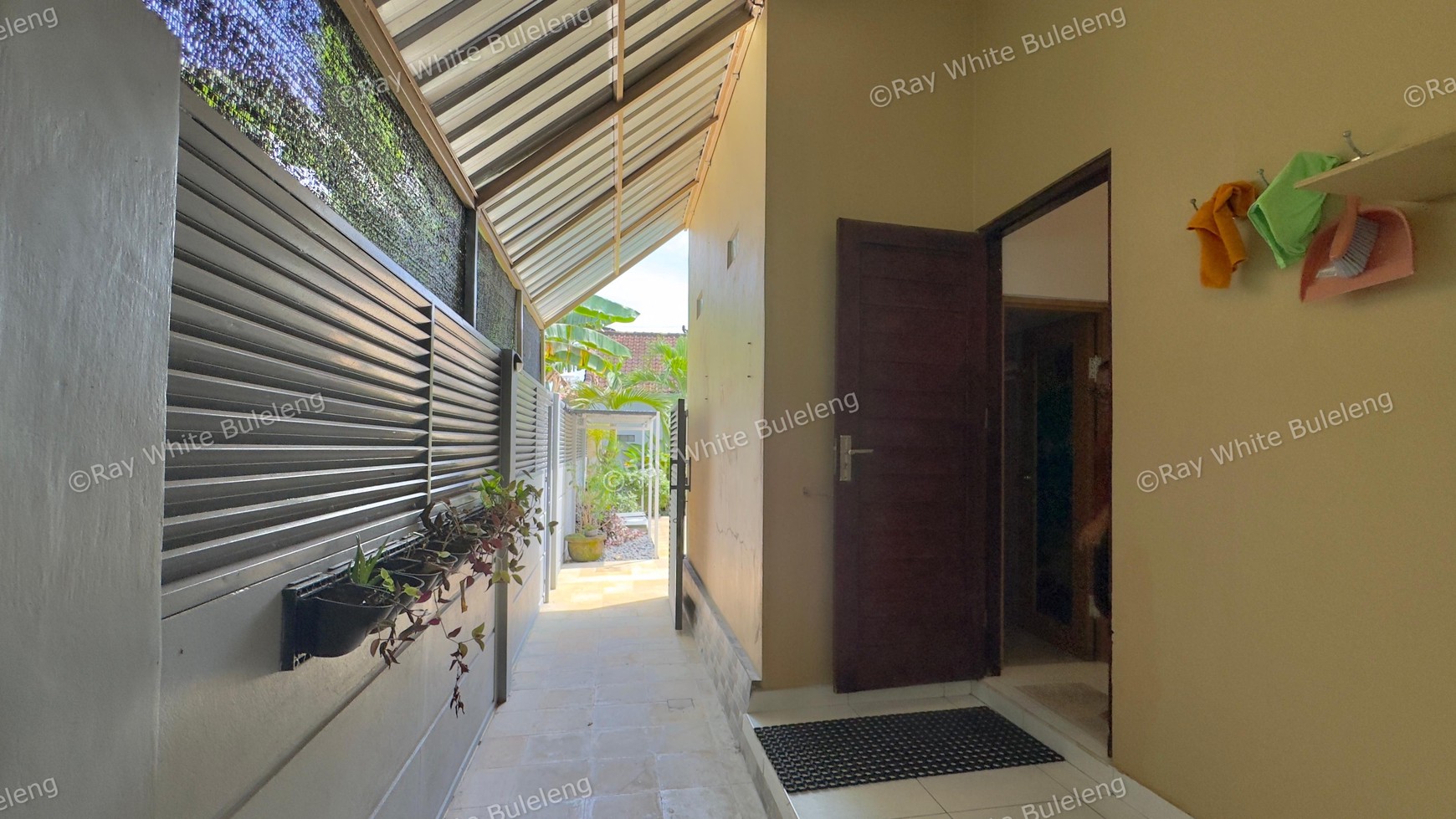 CHARMING 3-BEDROOM VILLA - JUST 5 MINUTES FROM LOVINA