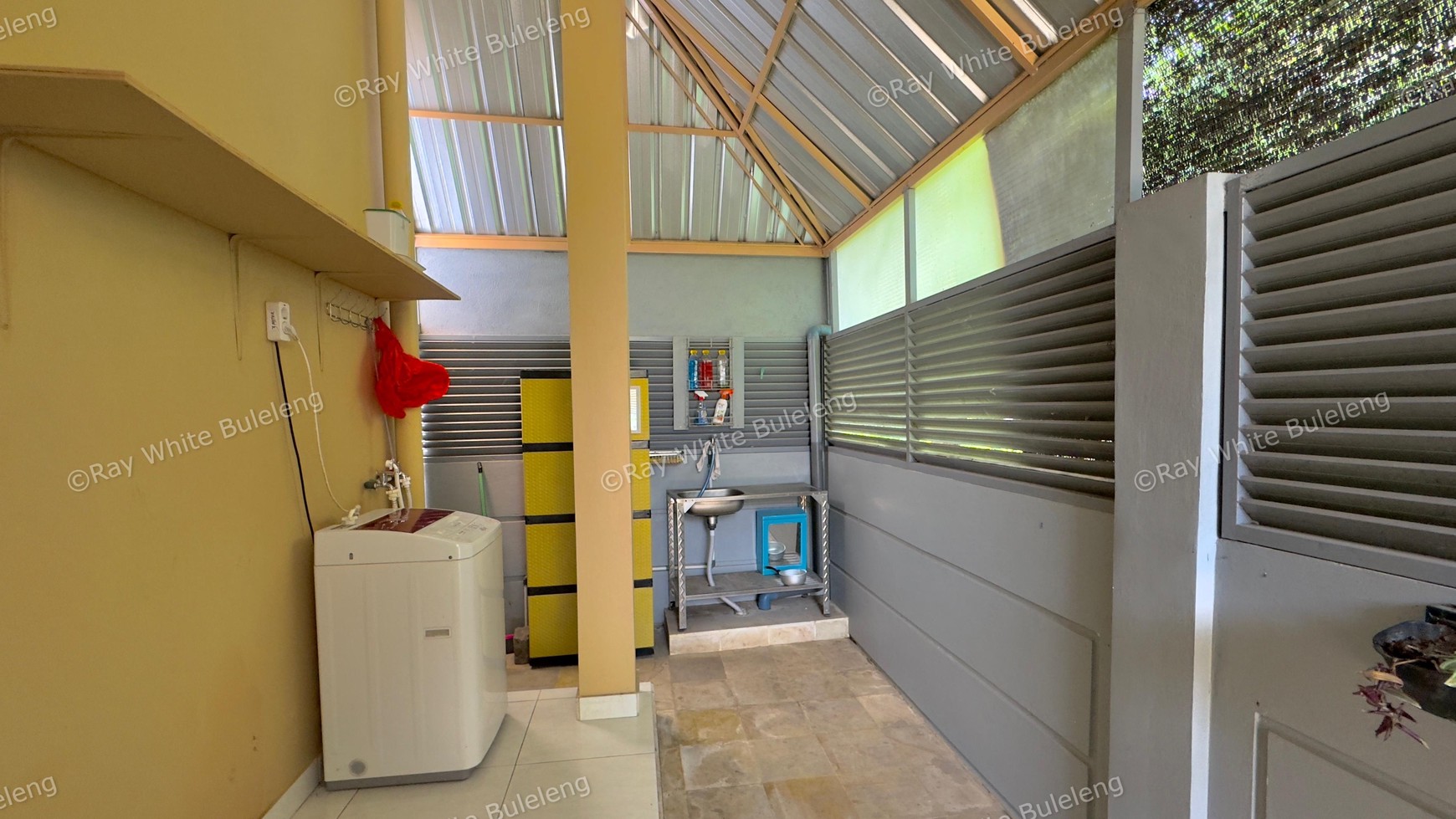 CHARMING 3-BEDROOM VILLA - JUST 5 MINUTES FROM LOVINA