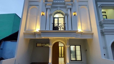 RUMAH MEWAH BARU LUX CLASSIC VICTORIAN  ELEGANT 3 LANTAI SPLIT LEVEL ROOFTOP DALAM CLUSTER AKSES STRATEGIS.