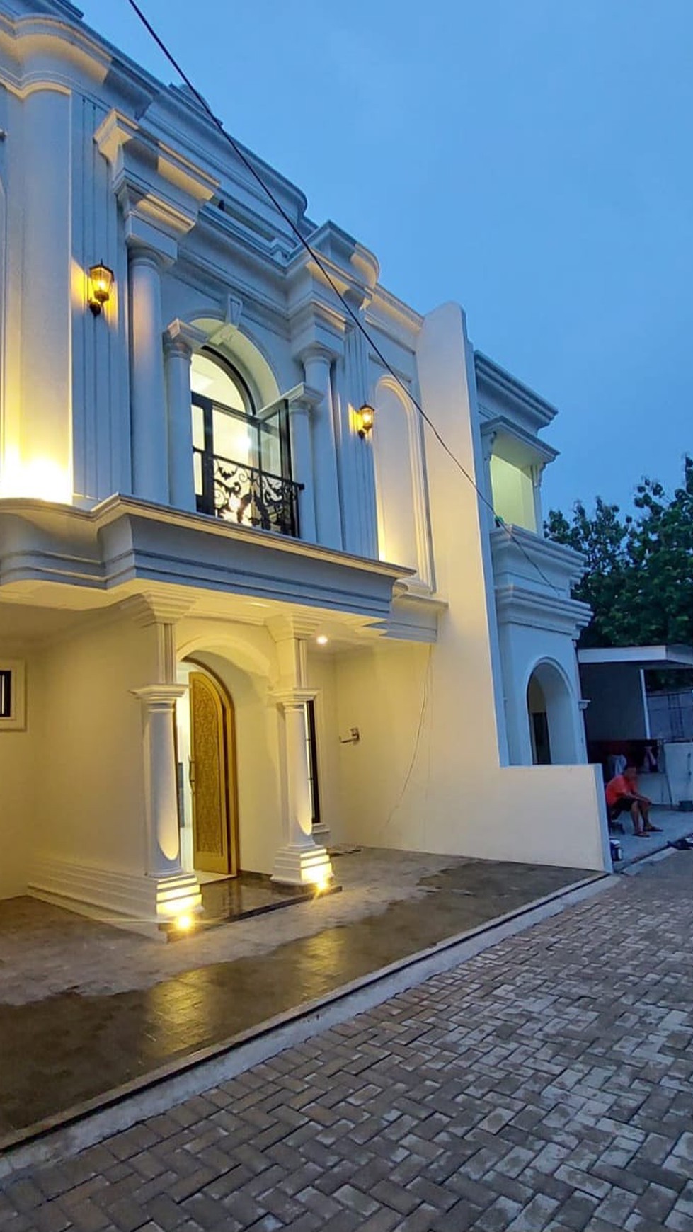 RUMAH MEWAH BARU LUX CLASSIC VICTORIAN ELEGANT 3 LANTAI SPLIT LEVEL ROOFTOP DALAM CLUSTER AKSES STRATEGIS.