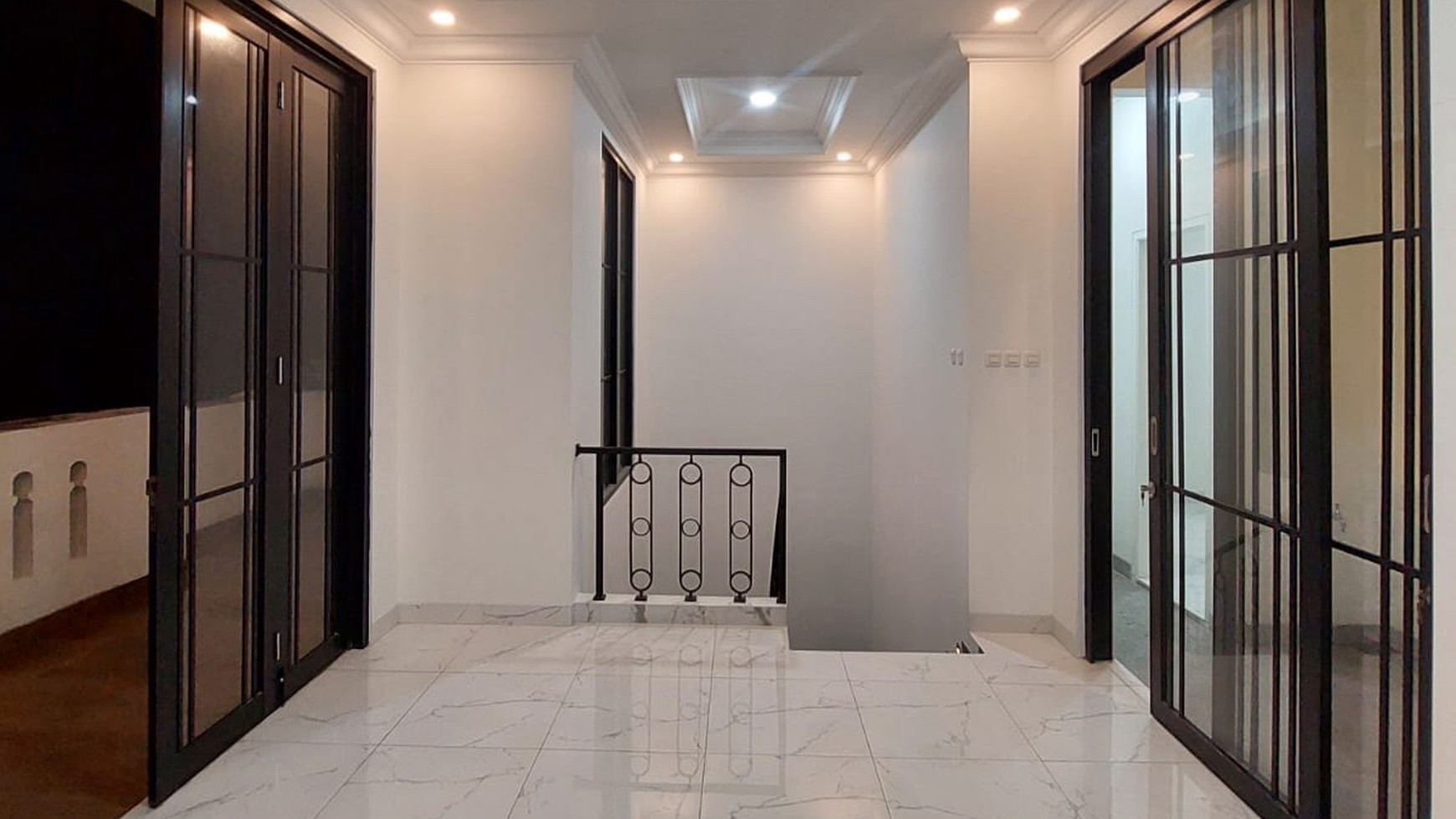 RUMAH MEWAH BARU LUX CLASSIC VICTORIAN ELEGANT 3 LANTAI SPLIT LEVEL ROOFTOP DALAM CLUSTER AKSES STRATEGIS.