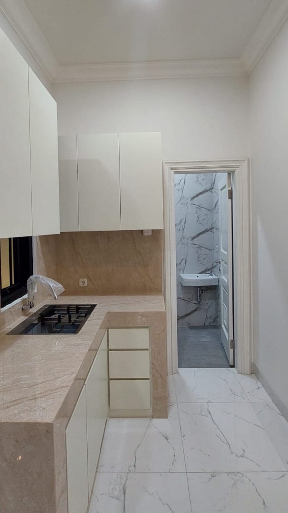 RUMAH MEWAH BARU LUX CLASSIC VICTORIAN ELEGANT 3 LANTAI SPLIT LEVEL ROOFTOP DALAM CLUSTER AKSES STRATEGIS.