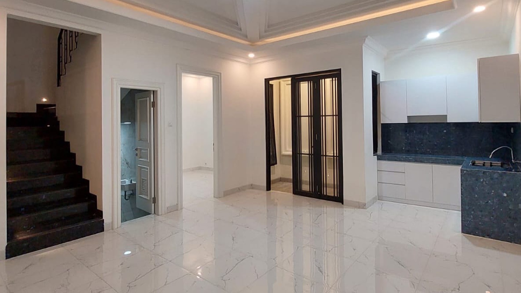 RUMAH MEWAH BARU LUX CLASSIC VICTORIAN ELEGANT 3 LANTAI SPLIT LEVEL ROOFTOP DALAM CLUSTER AKSES STRATEGIS.