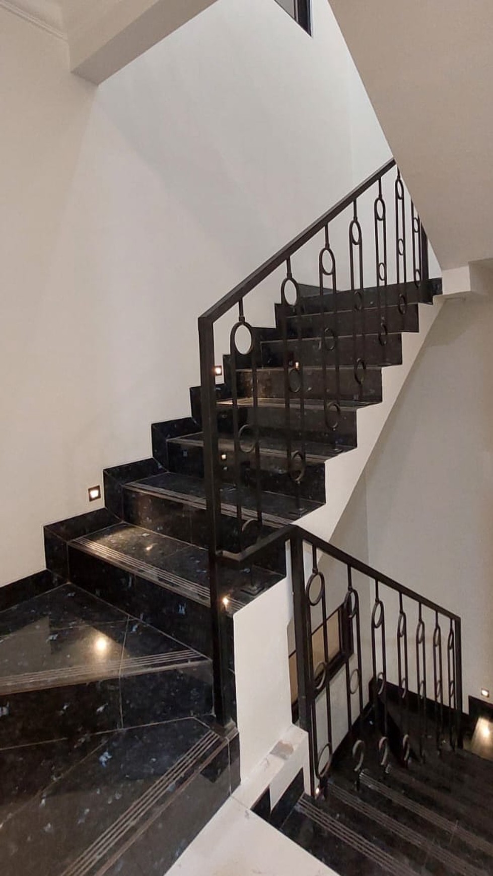 RUMAH MEWAH BARU LUX CLASSIC VICTORIAN ELEGANT 3 LANTAI SPLIT LEVEL ROOFTOP DALAM CLUSTER AKSES STRATEGIS.