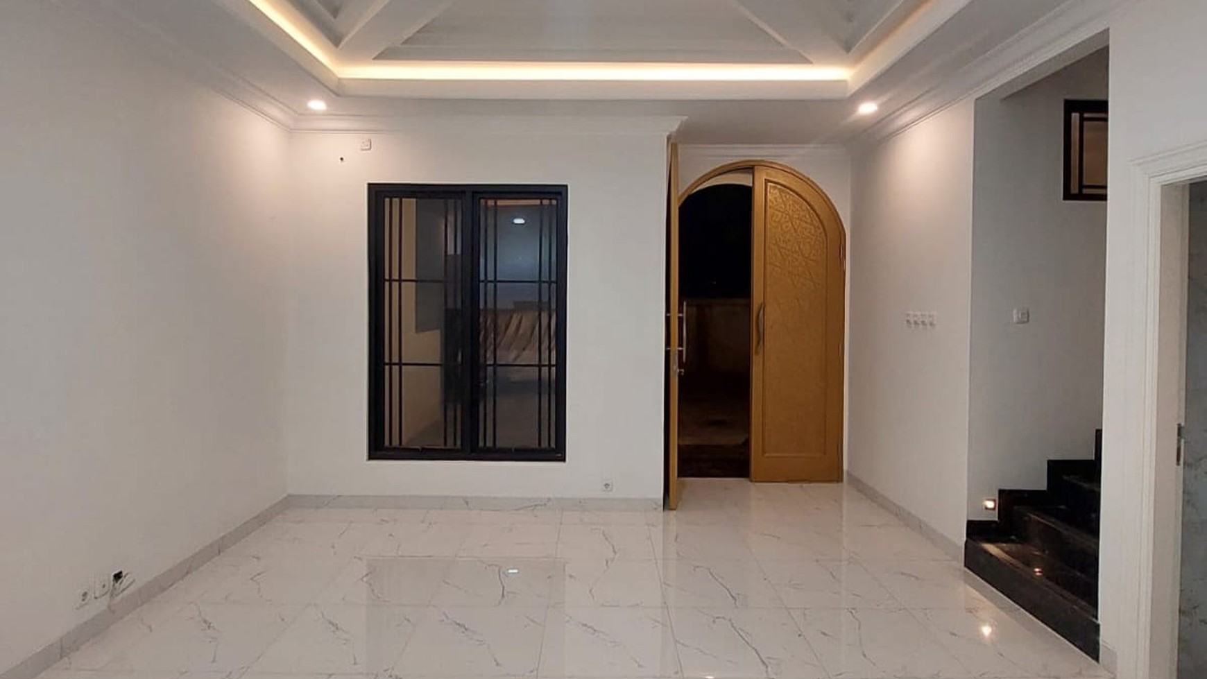 RUMAH MEWAH BARU LUX CLASSIC VICTORIAN ELEGANT 3 LANTAI SPLIT LEVEL ROOFTOP DALAM CLUSTER AKSES STRATEGIS.