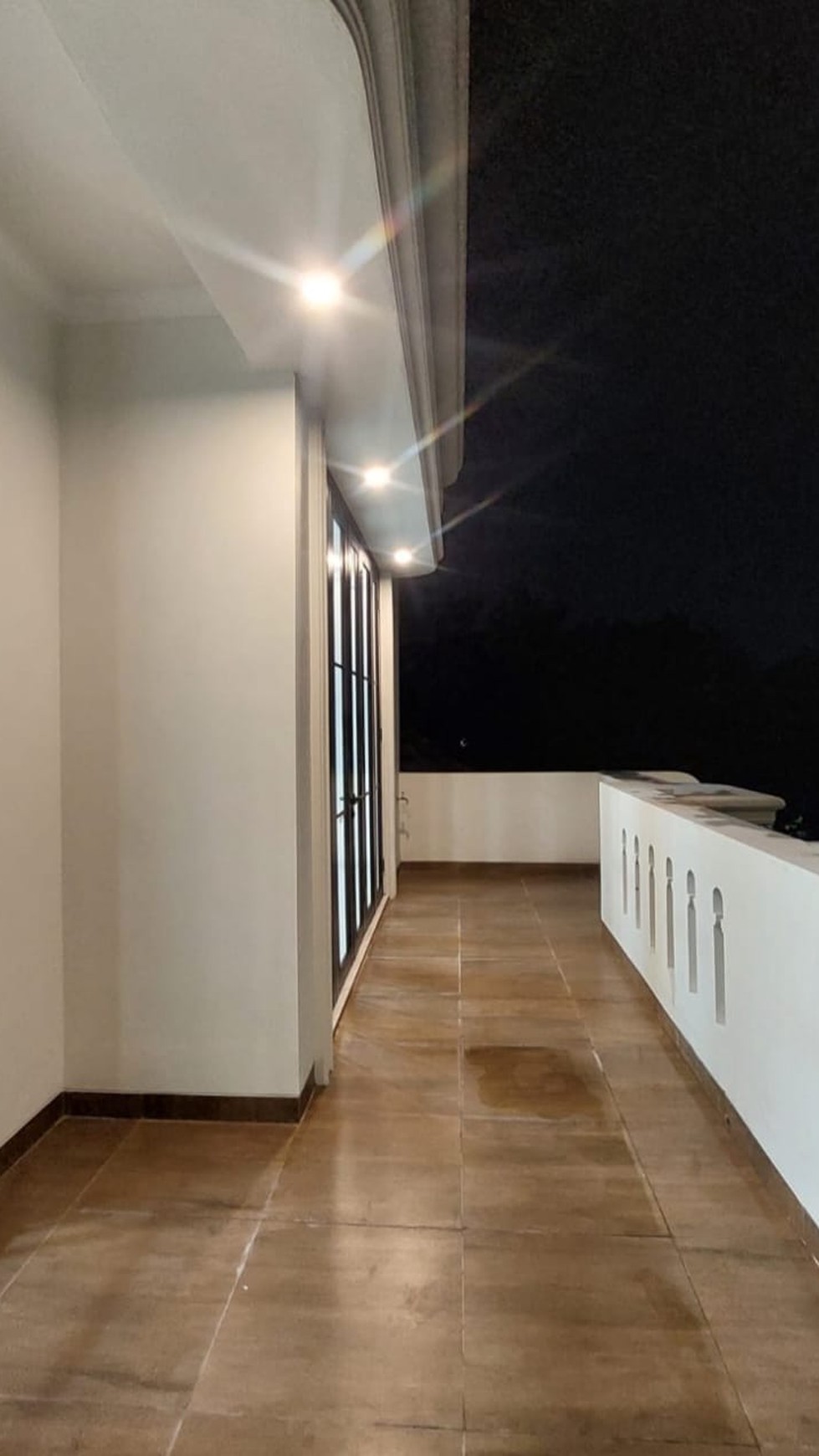 RUMAH MEWAH BARU LUX CLASSIC VICTORIAN ELEGANT 3 LANTAI SPLIT LEVEL ROOFTOP DALAM CLUSTER AKSES STRATEGIS.
