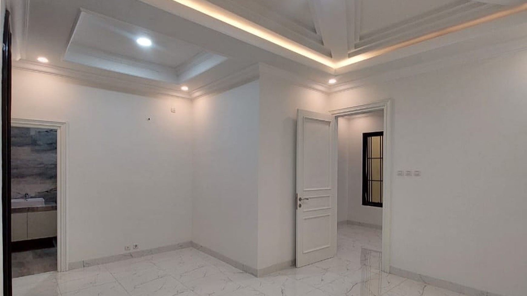 RUMAH MEWAH BARU LUX CLASSIC VICTORIAN ELEGANT 3 LANTAI SPLIT LEVEL ROOFTOP DALAM CLUSTER AKSES STRATEGIS.