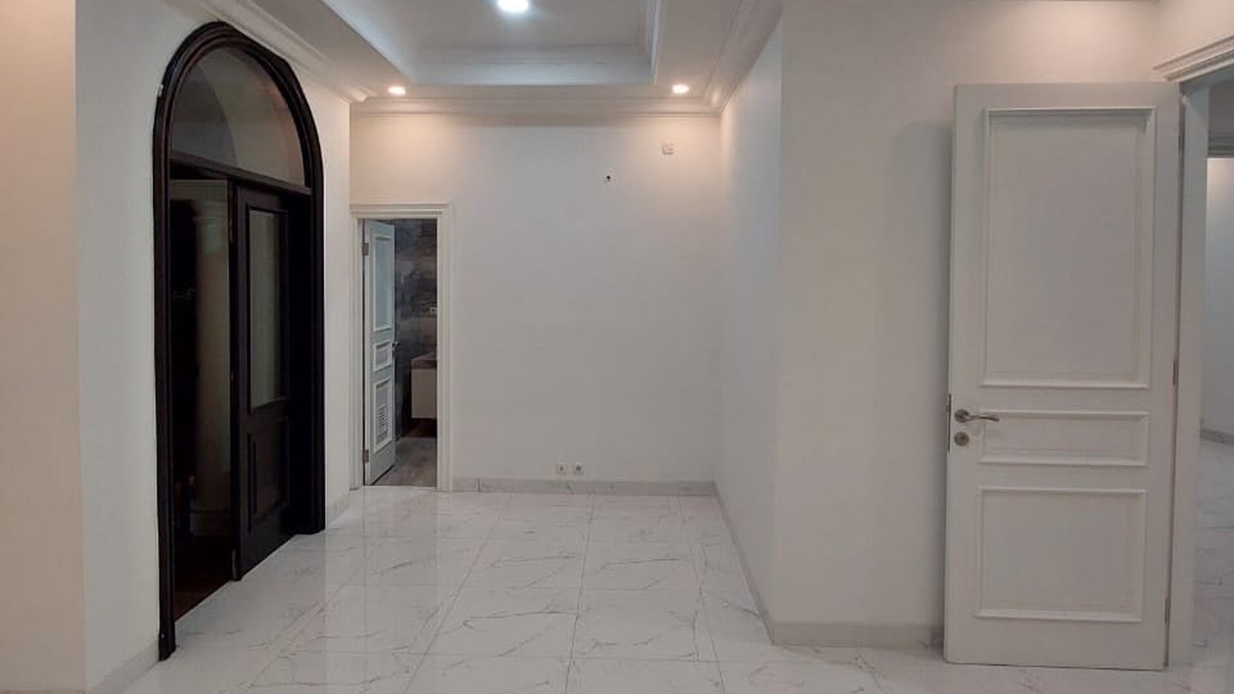 RUMAH MEWAH BARU LUX CLASSIC VICTORIAN ELEGANT 3 LANTAI SPLIT LEVEL ROOFTOP DALAM CLUSTER AKSES STRATEGIS.