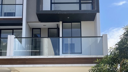 Hunian Stylish 3 Lantai di Cluster Osaka PIK 2