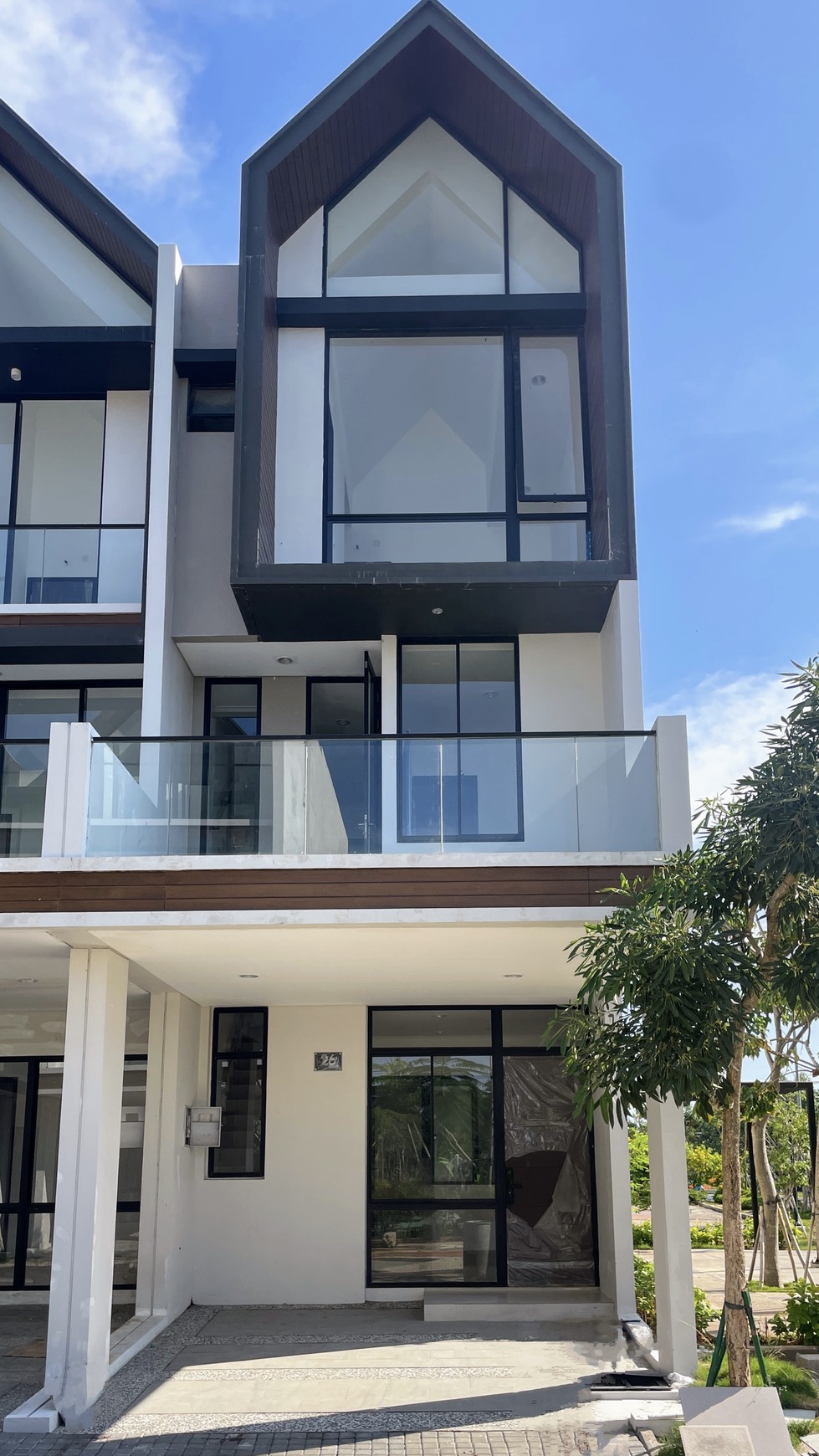 Hunian Stylish 3 Lantai di Cluster Osaka PIK 2