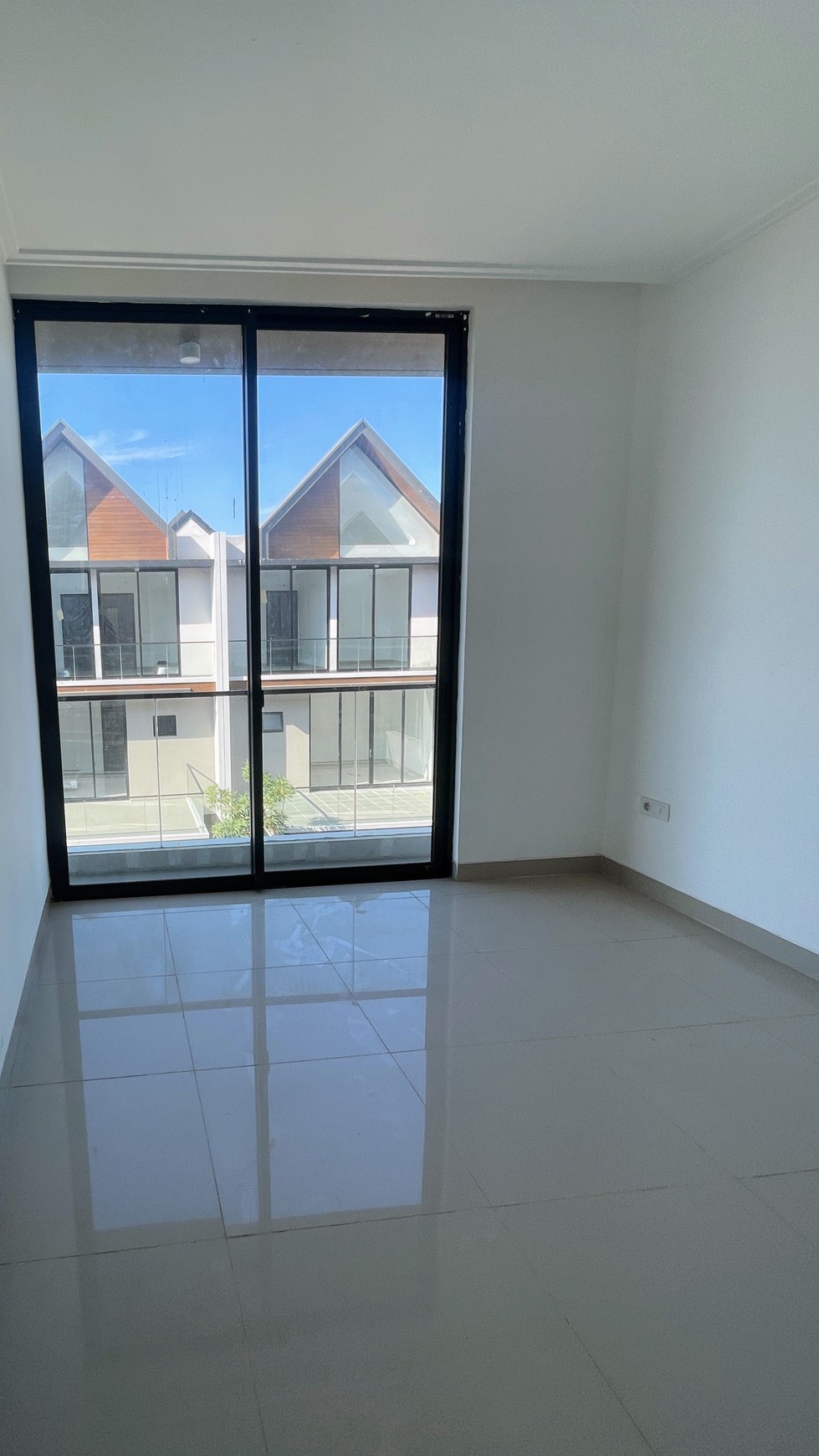 Hunian Stylish 3 Lantai di Cluster Osaka PIK 2