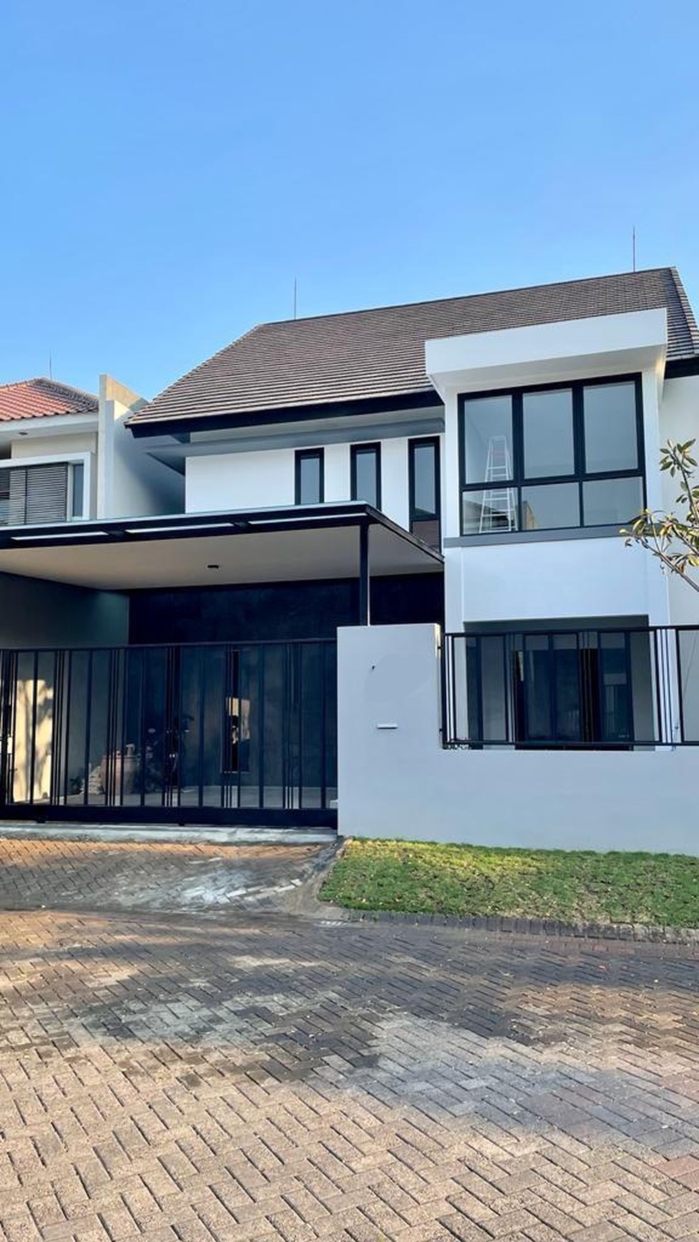 Rumah Baru Mewah Rp 6,99 M di area Graha Famili Surabaya Barat