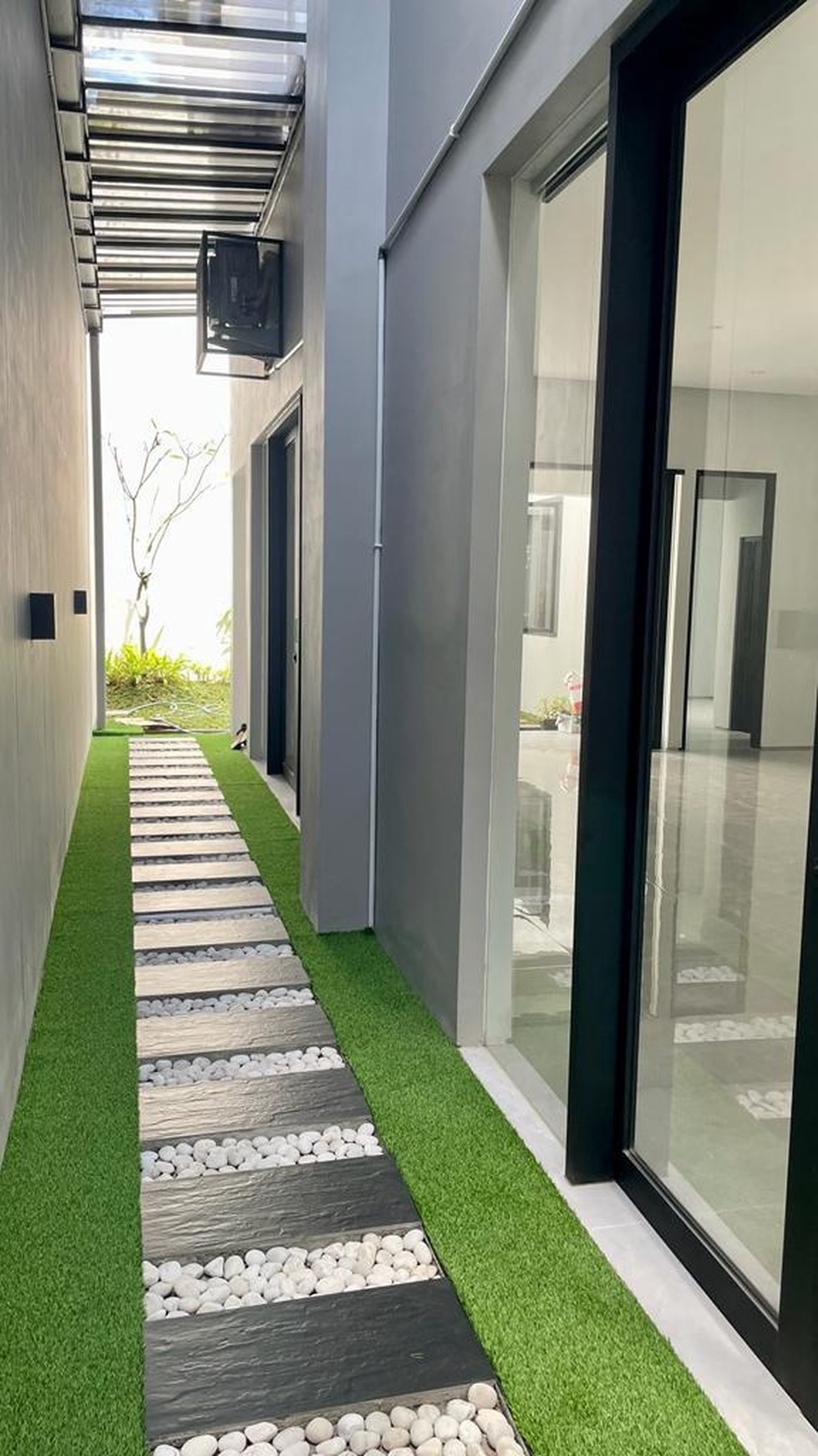 Rumah Baru Mewah Rp 6,99 M di area Graha Famili Surabaya Barat