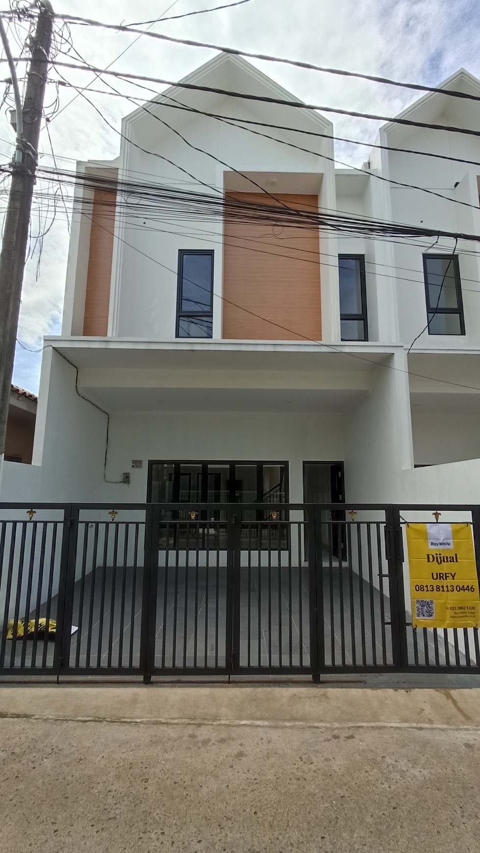 Rumah Baru Modern 2 Lantai - Nyaman, Siap Huni di Lubang Buaya, Cipayung - Jakarta Timur