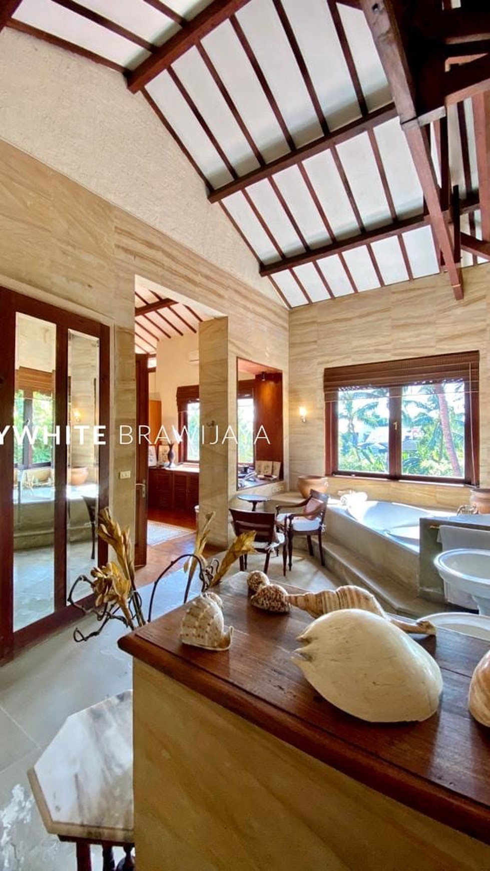 Harga Terbaik!! Rumah Gaya Bali Taman Sangat Luas Area Pejaten Barat
