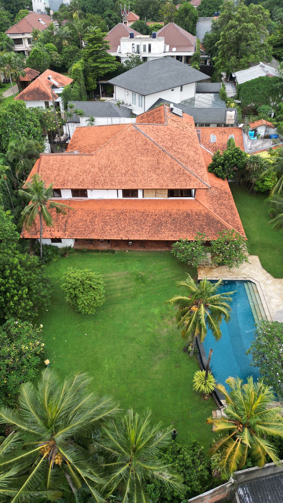 Harga Terbaik!! Rumah Gaya Bali Taman Sangat Luas Area Pejaten Barat