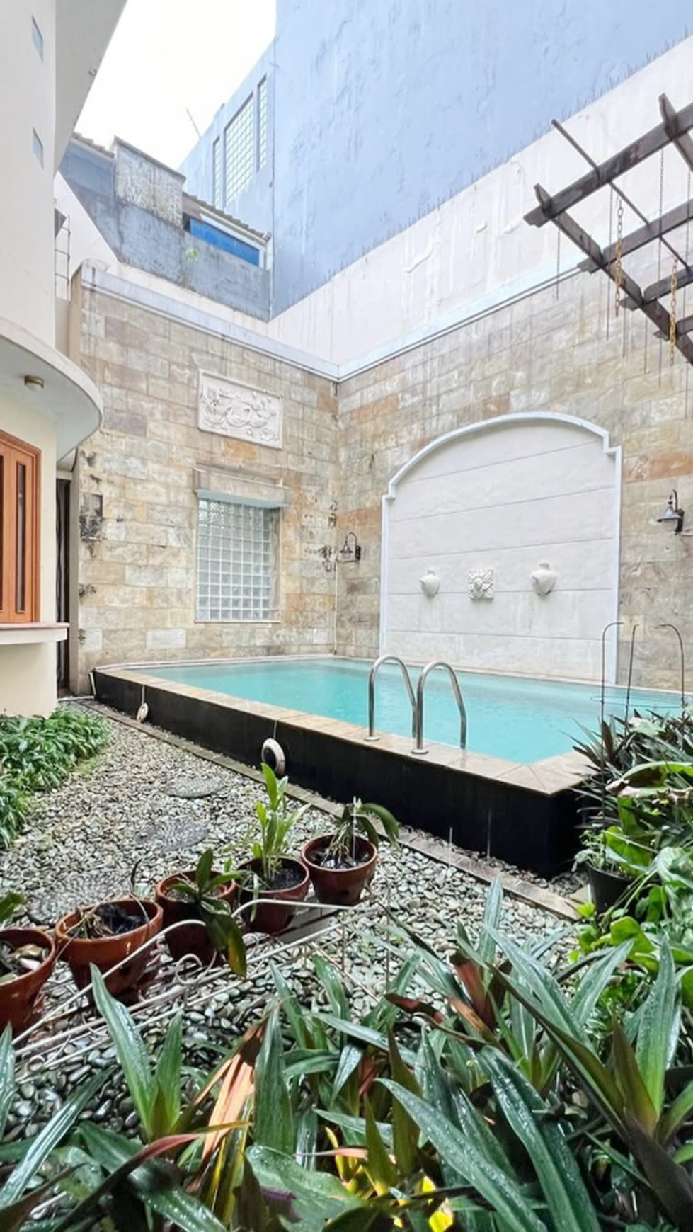 Rumah Mewah dengan Pool di Brawijaya, Kebayoran Baru, Jakarta
