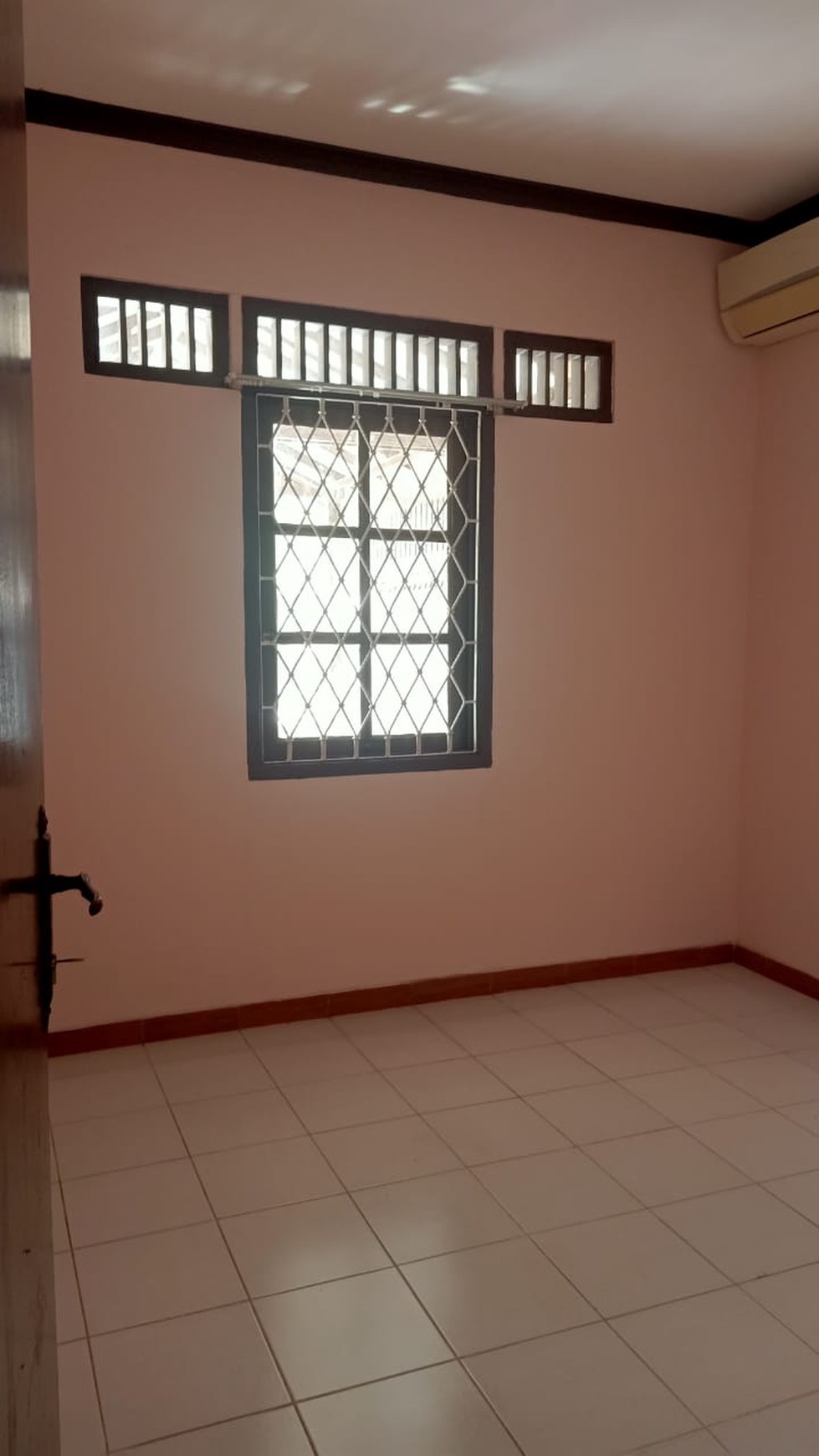 Di Sewa Rumah 2 Lantai Nyaman dan Asri di Bintaro, Sektor 5