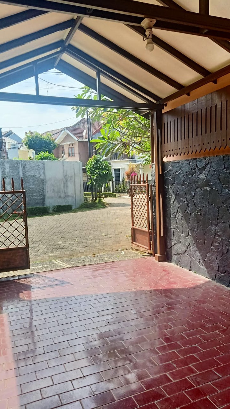 Di Sewa Rumah 2 Lantai Nyaman dan Asri di Bintaro, Sektor 5