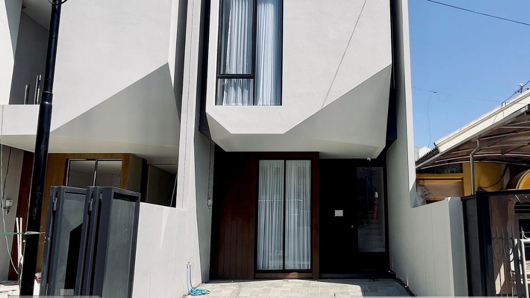 DIJUAL RUMAH MEWAH SEMI FURNISHED MODERN INDSUTRIAL - SUTOREJO SURABAYA TIMUR