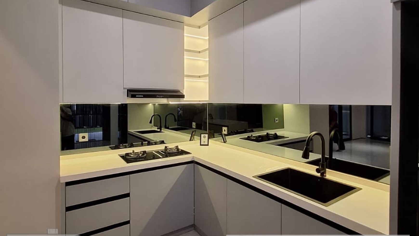 TURUN HARGA LAGI!!! DIJUAL RUMAH MEWAH MODERN MINIMALIS SIAP HUNI - DIAN ISTANA CLUSTER PARK AVENUE