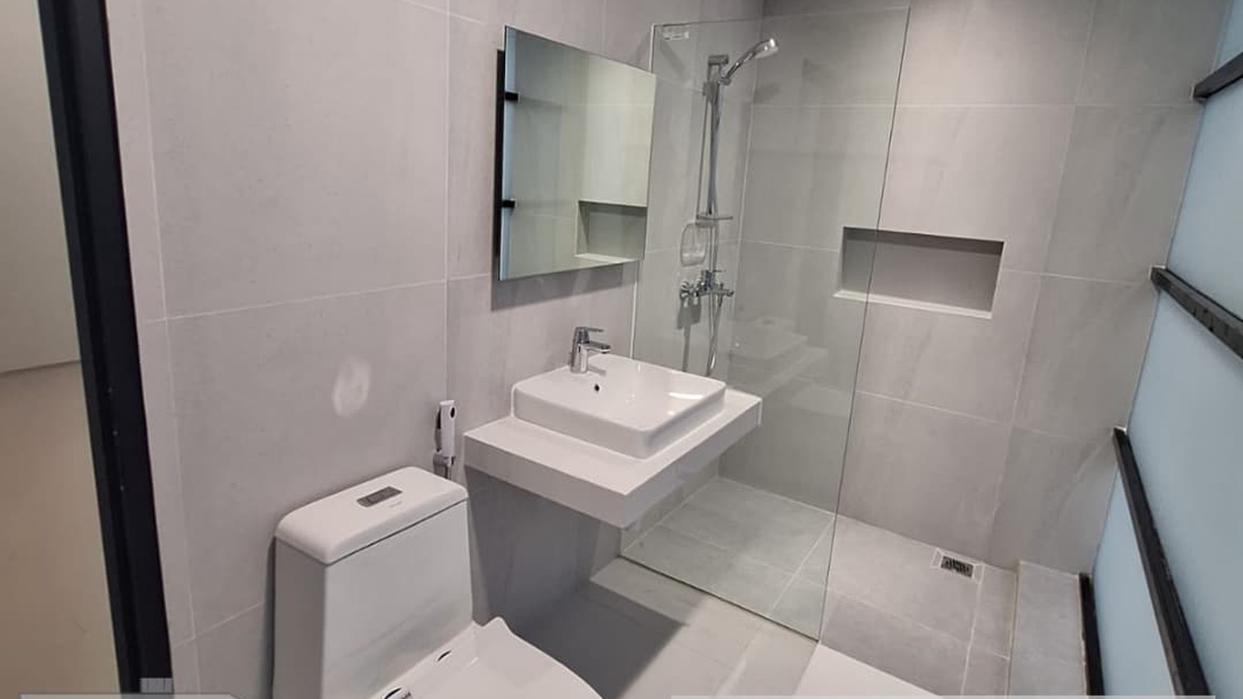 TURUN HARGA LAGI!!! DIJUAL RUMAH MEWAH MODERN MINIMALIS SIAP HUNI - DIAN ISTANA CLUSTER PARK AVENUE