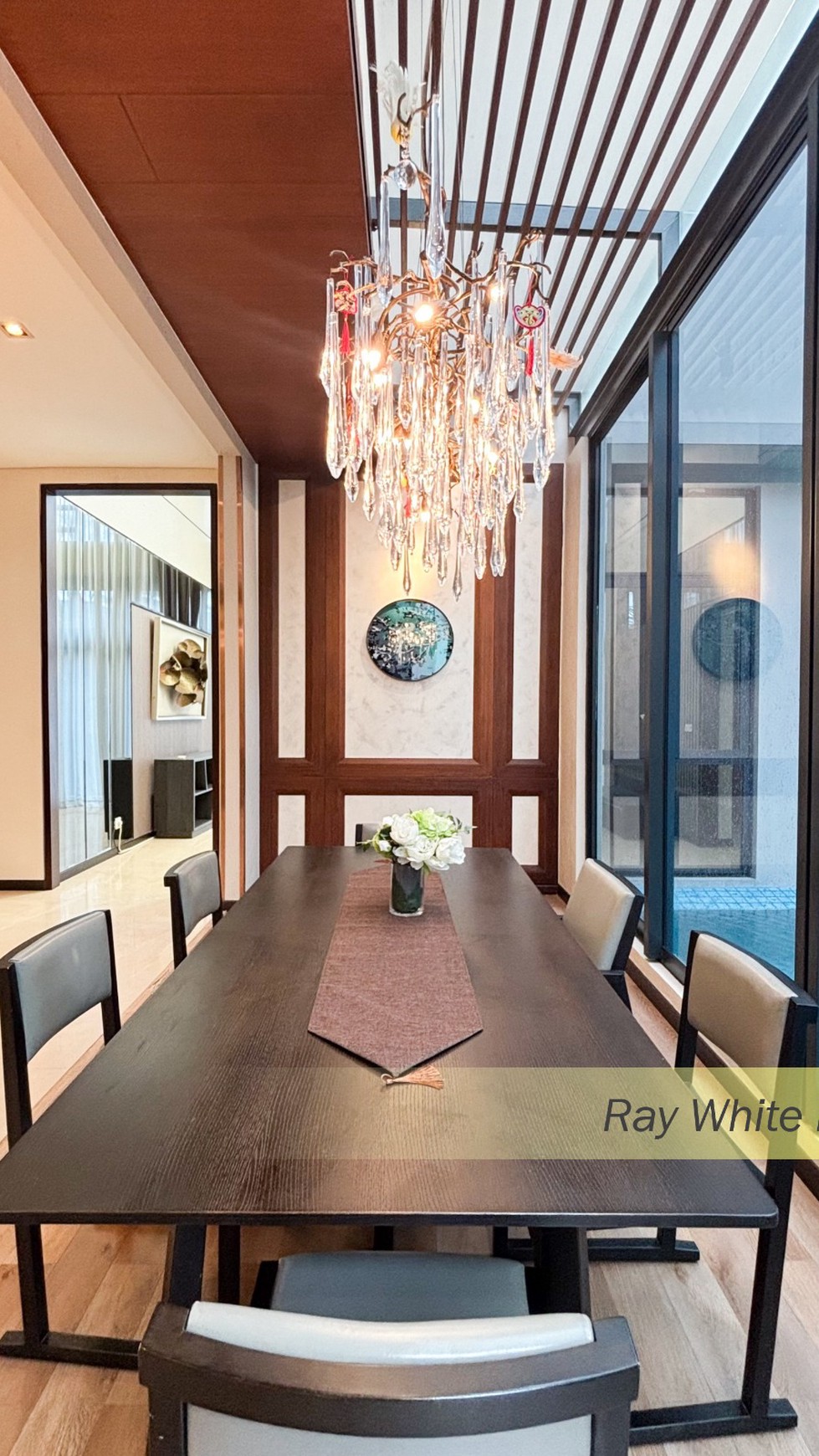 RUMAH MEWAH FULLFURNISH DI KAWASAN NAVAPARK BSD CITY, TANGERANG SELATAN.