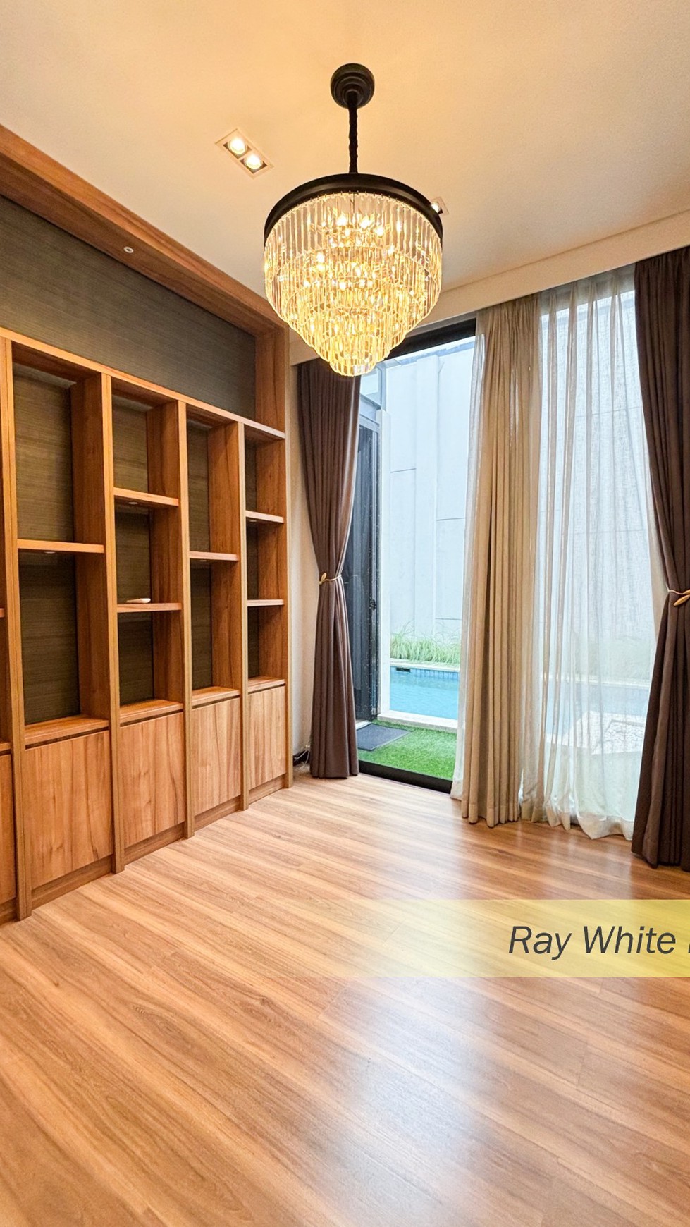 RUMAH MEWAH FULLFURNISH DI KAWASAN NAVAPARK BSD CITY, TANGERANG SELATAN.