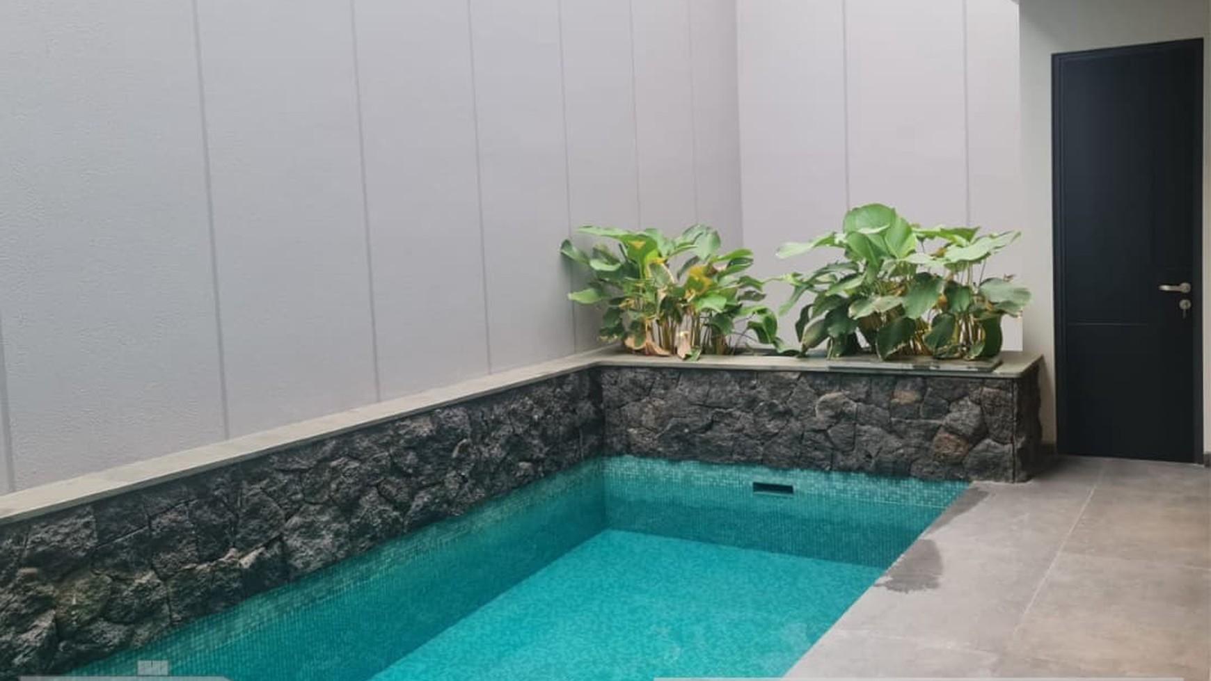 RUMAH BARU GRESS DENGAN PRIVATE SWIMMING POOL MEMILIKI DESAIN RUMAH MODERM MINIMALIS - CITRALAND