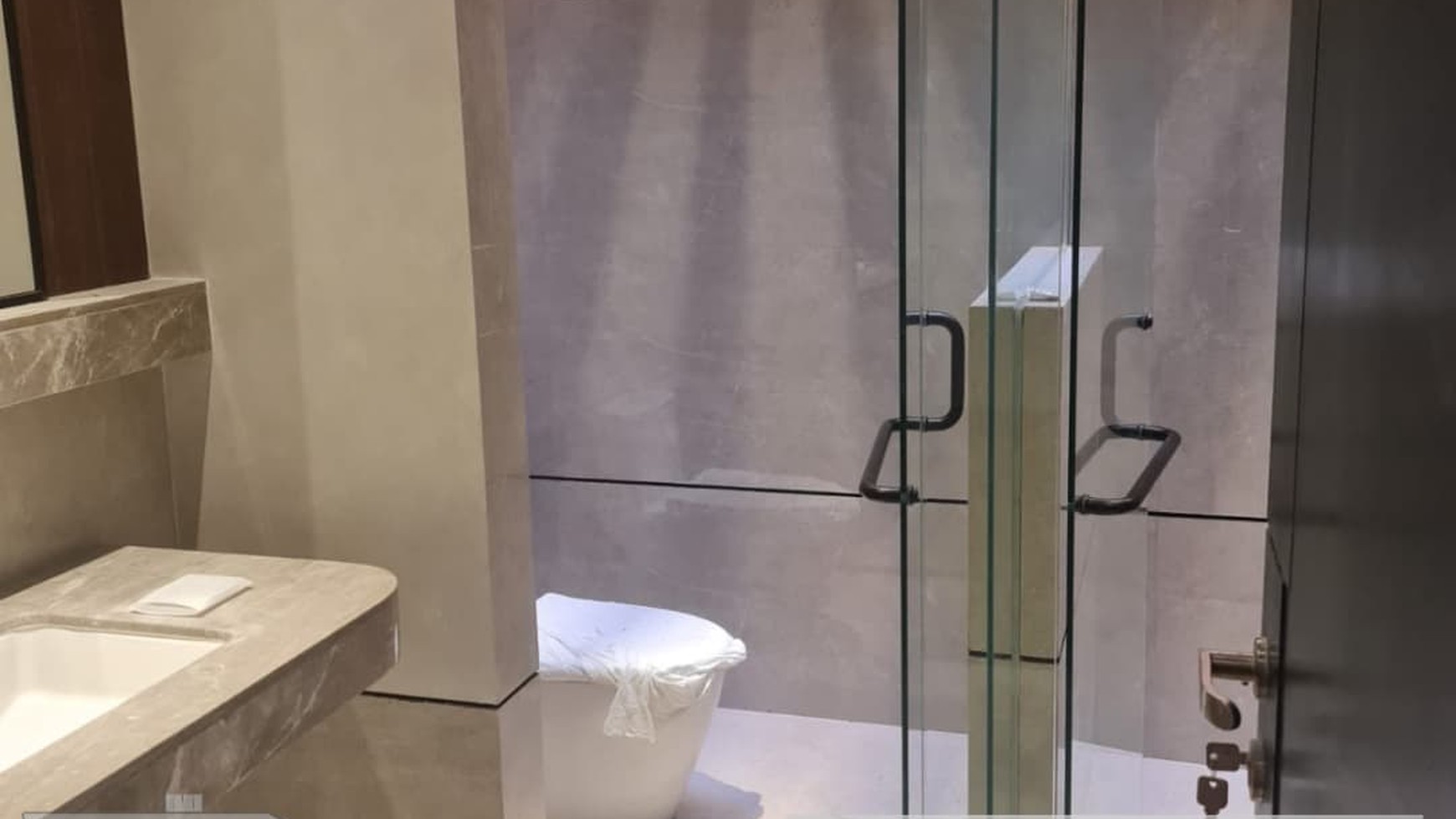 RUMAH BARU GRESS DENGAN PRIVATE SWIMMING POOL MEMILIKI DESAIN RUMAH MODERM MINIMALIS - CITRALAND