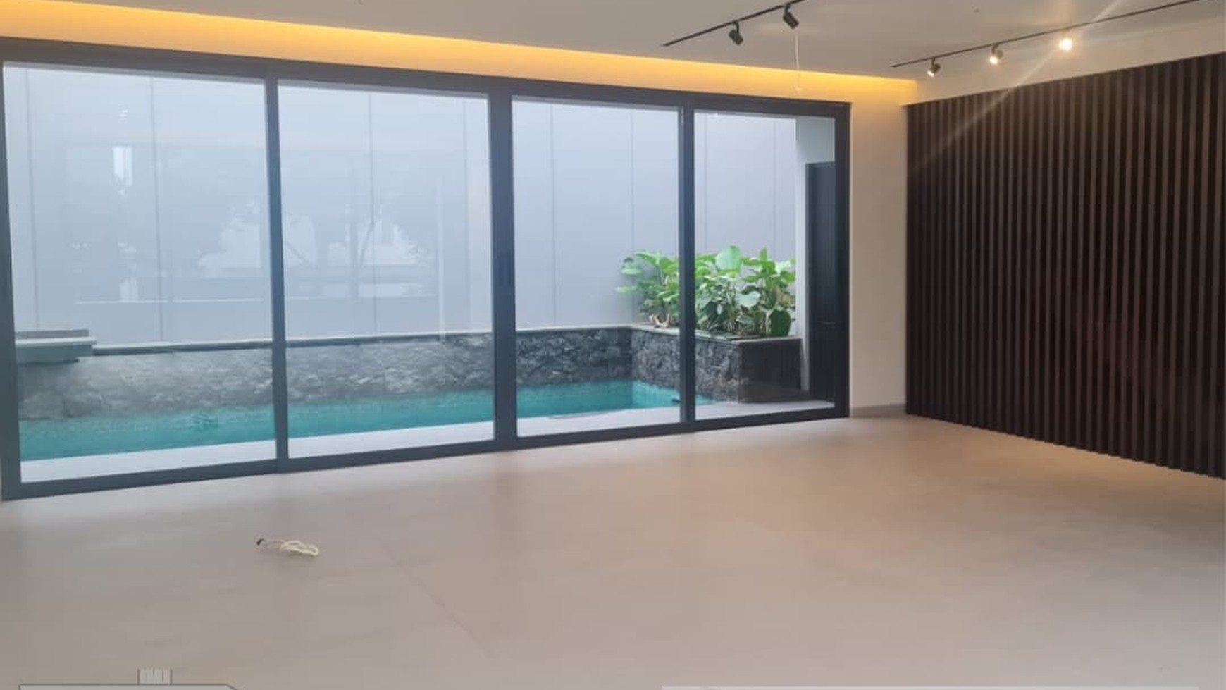 RUMAH BARU GRESS DENGAN PRIVATE SWIMMING POOL MEMILIKI DESAIN RUMAH MODERM MINIMALIS - CITRALAND