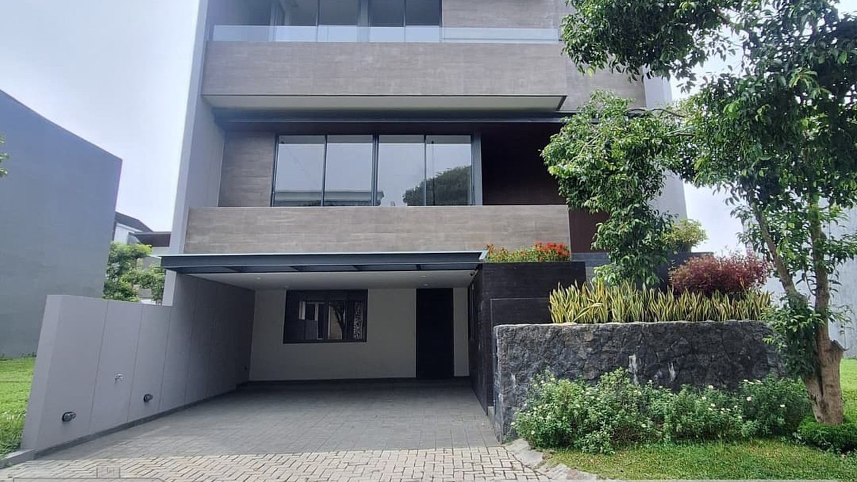 RUMAH BARU GRESS DENGAN PRIVATE SWIMMING POOL MEMILIKI DESAIN RUMAH MODERM MINIMALIS - CITRALAND